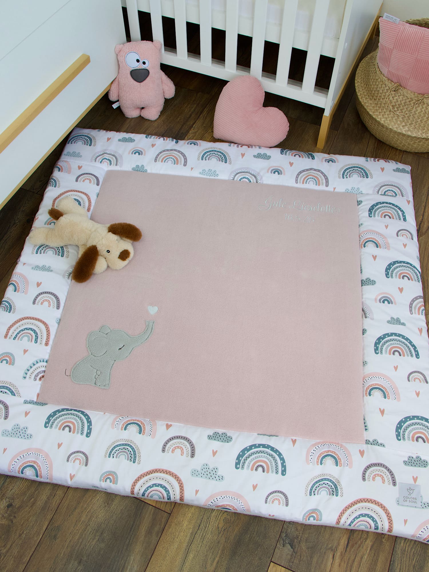 Personalisierte Krabbeldecke - pastell Regenbogen und Herzen / Baumwollfleece altrosa