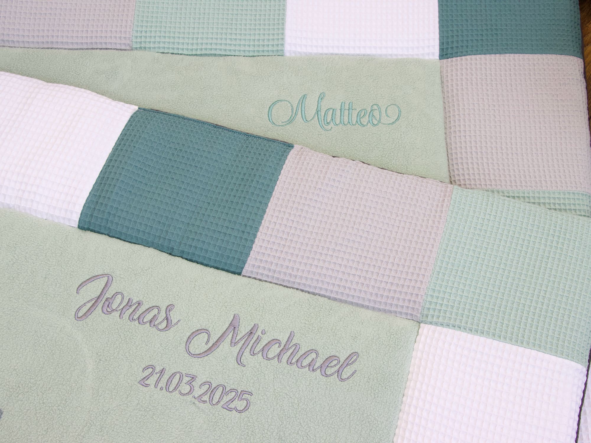 Detailansicht des Labels auf der handgemachten Krabbeldecke
