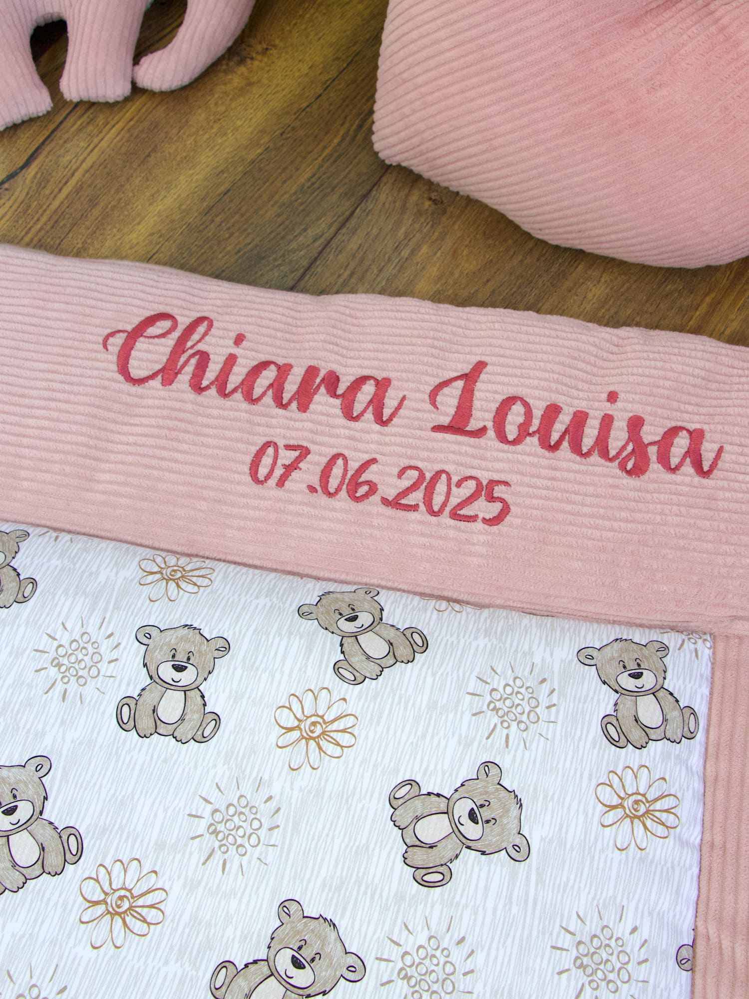 Personalisierte Krabbeldecke mit Namen und Datum - Cord altrosa / niedliche Bärchen