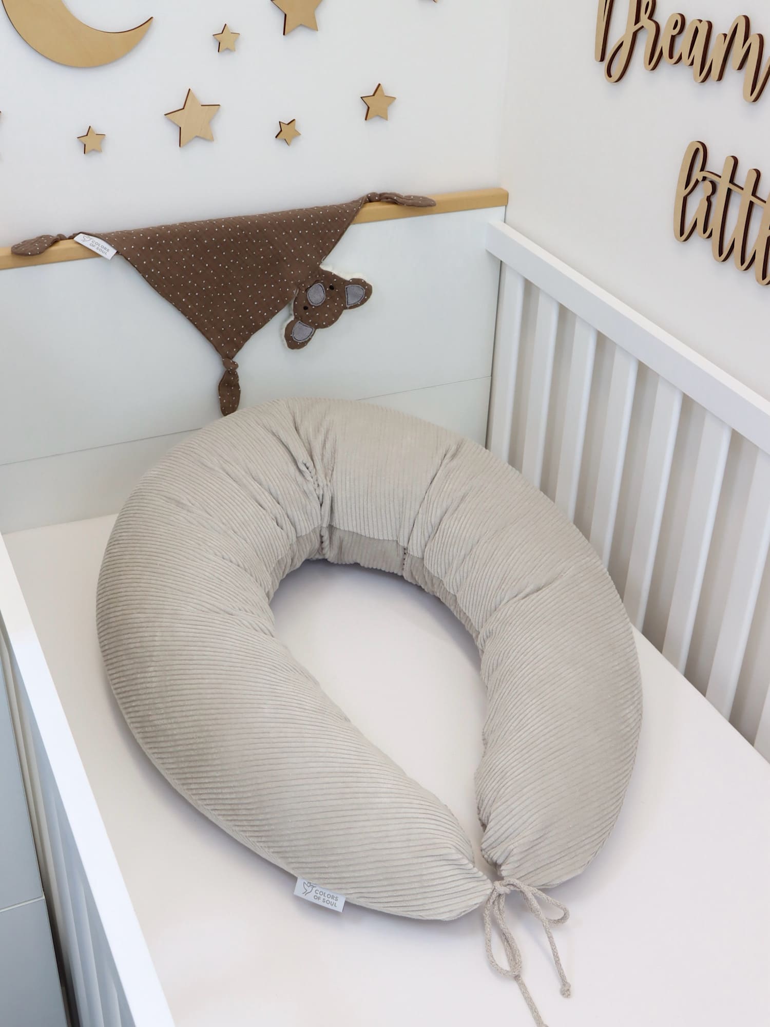 Stillkissen XXL Cord Hellbeige – ergonomische Form im Babybett arrangiert
