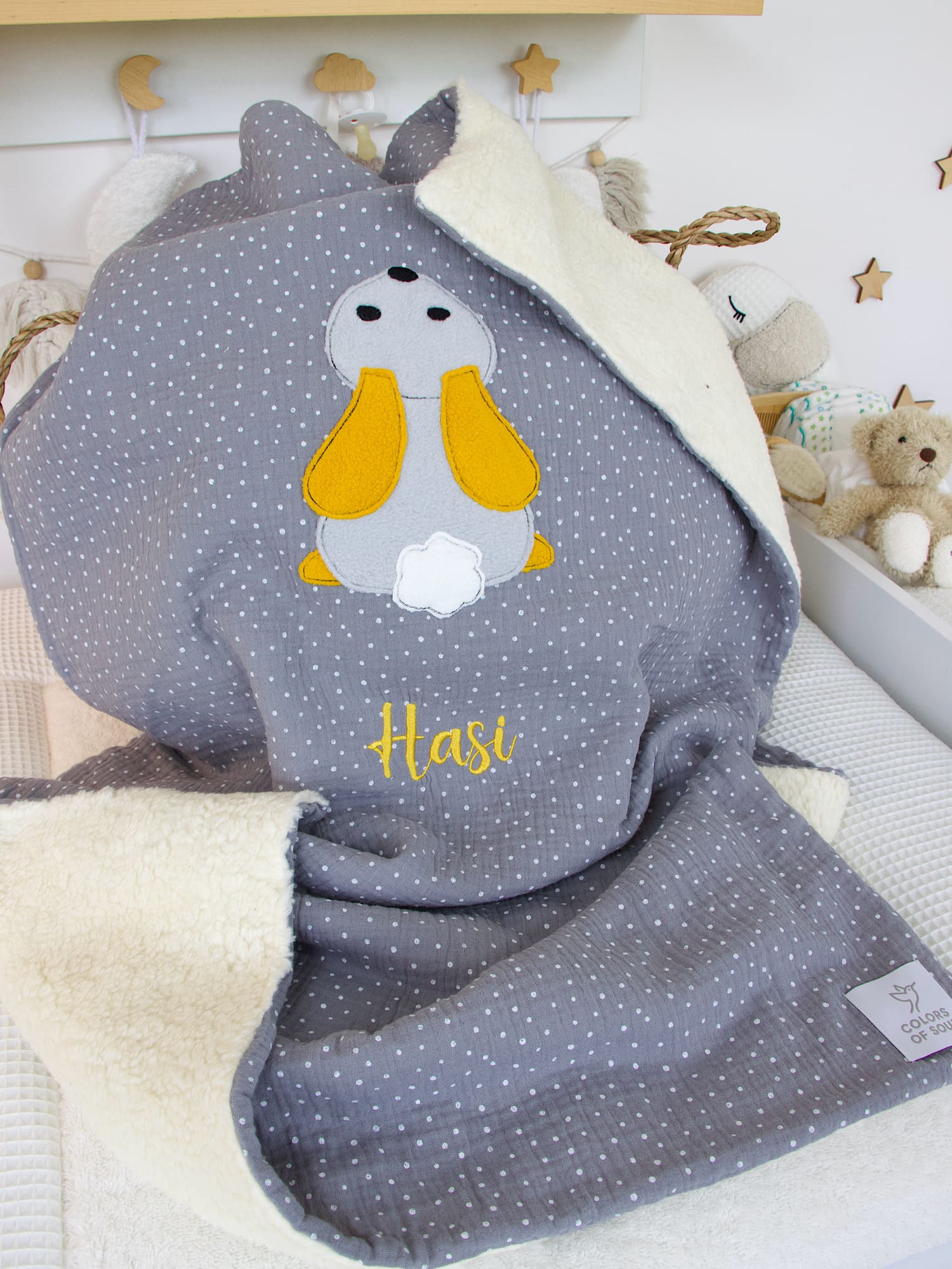 Kuscheldecke mit Namen und Motiv Häschen – Musselin mit weißen Punkten grau / Teddyplüsch creme für das Babyzimmer