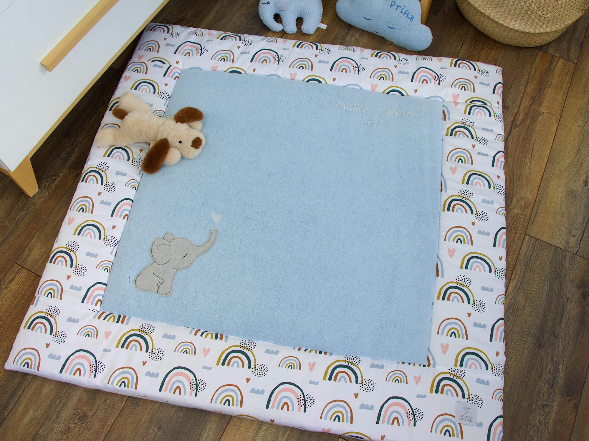 Krabbeldecke personalisiert mit Namen - Regenbogen und Herzen / Baumwollfleece blau