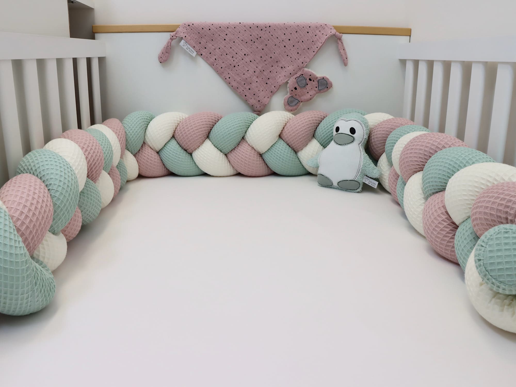 Bettschlange Waffelpique Altrosa, Creme & Hellmint als rundum Bettumrandung im Babybett mit Pinguin-Kuscheltier