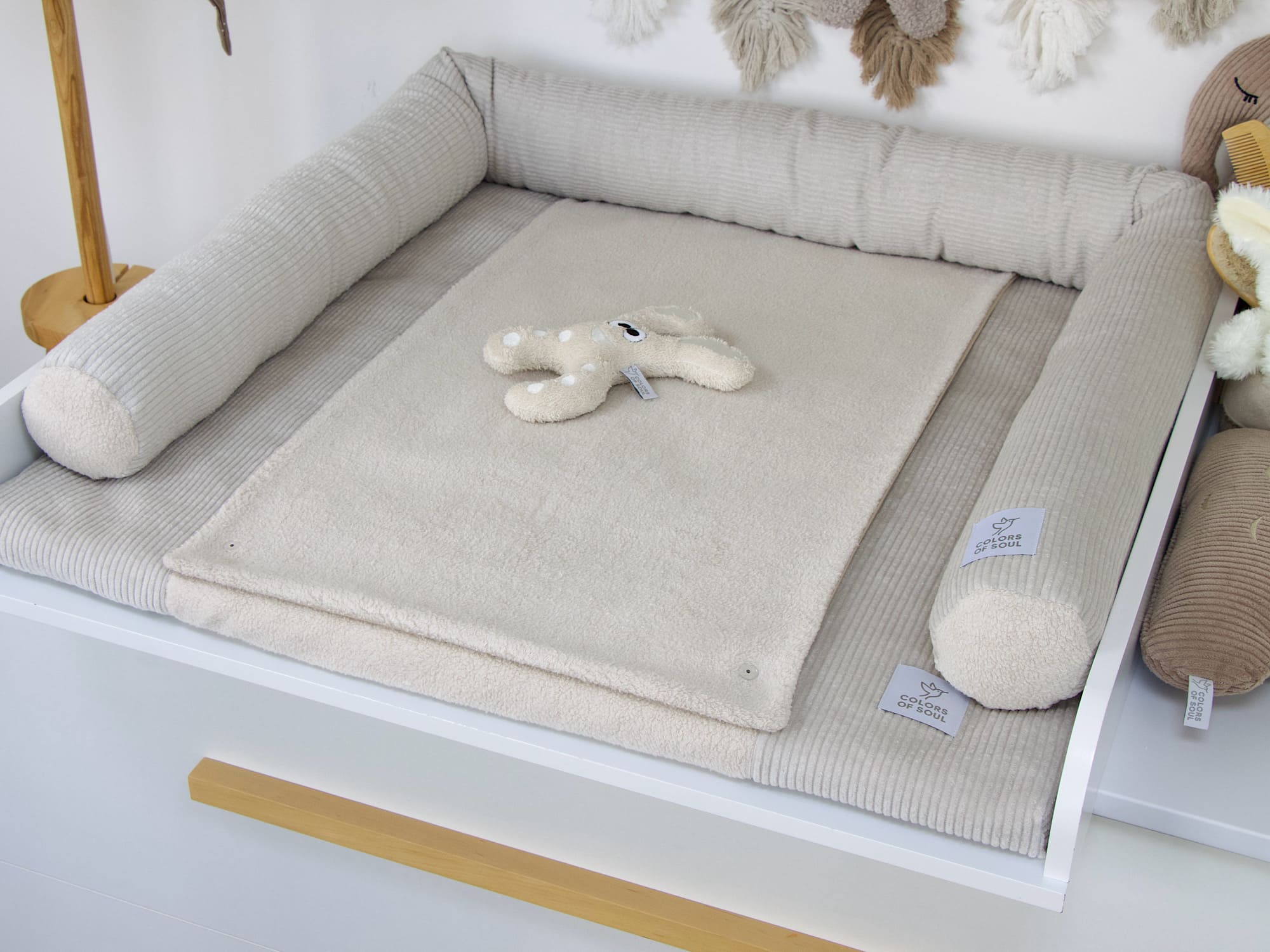Wickelplatz Set in Hellbeige für minimalistisches Babyzimmer
