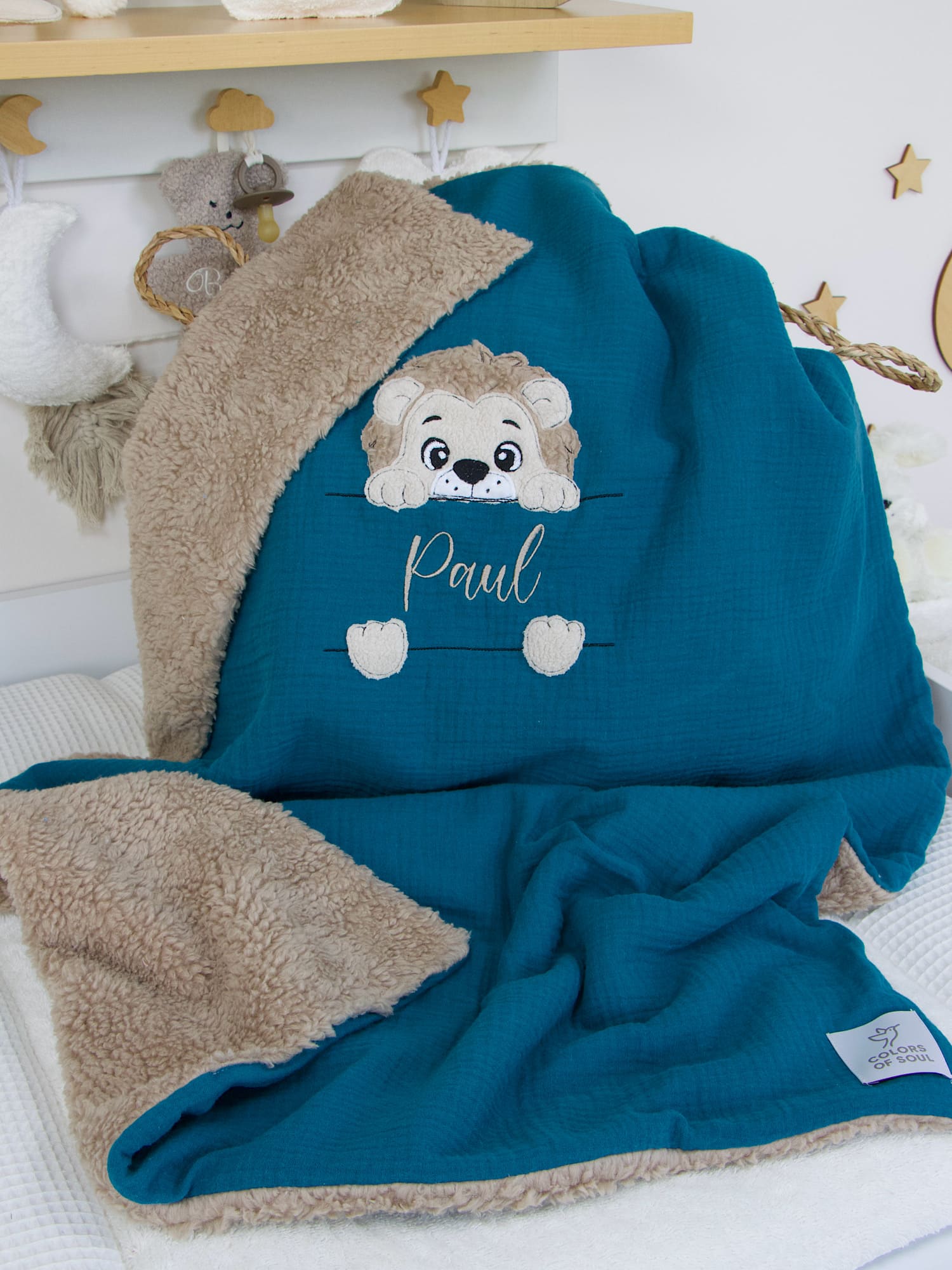 Personalisierte Babydecke Löwe in Petrol – weicher Musselin außen, flauschiger Teddyplüsch in Sand innen, handgemacht.