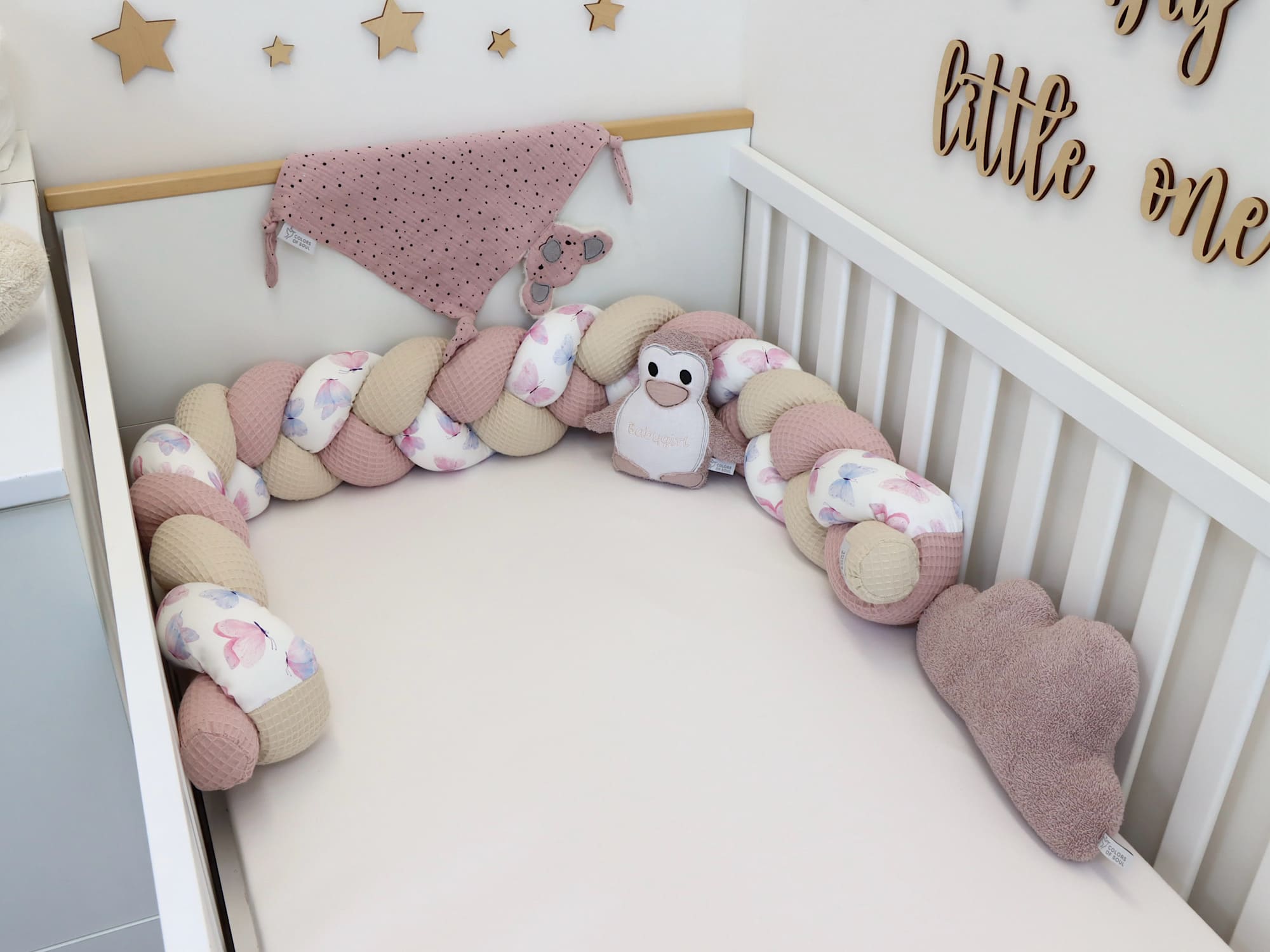 Detailansicht der Bettumrandung Schmetterlinge Aquarell aus Waffelpique Altrosa & Light Sand im Babybett