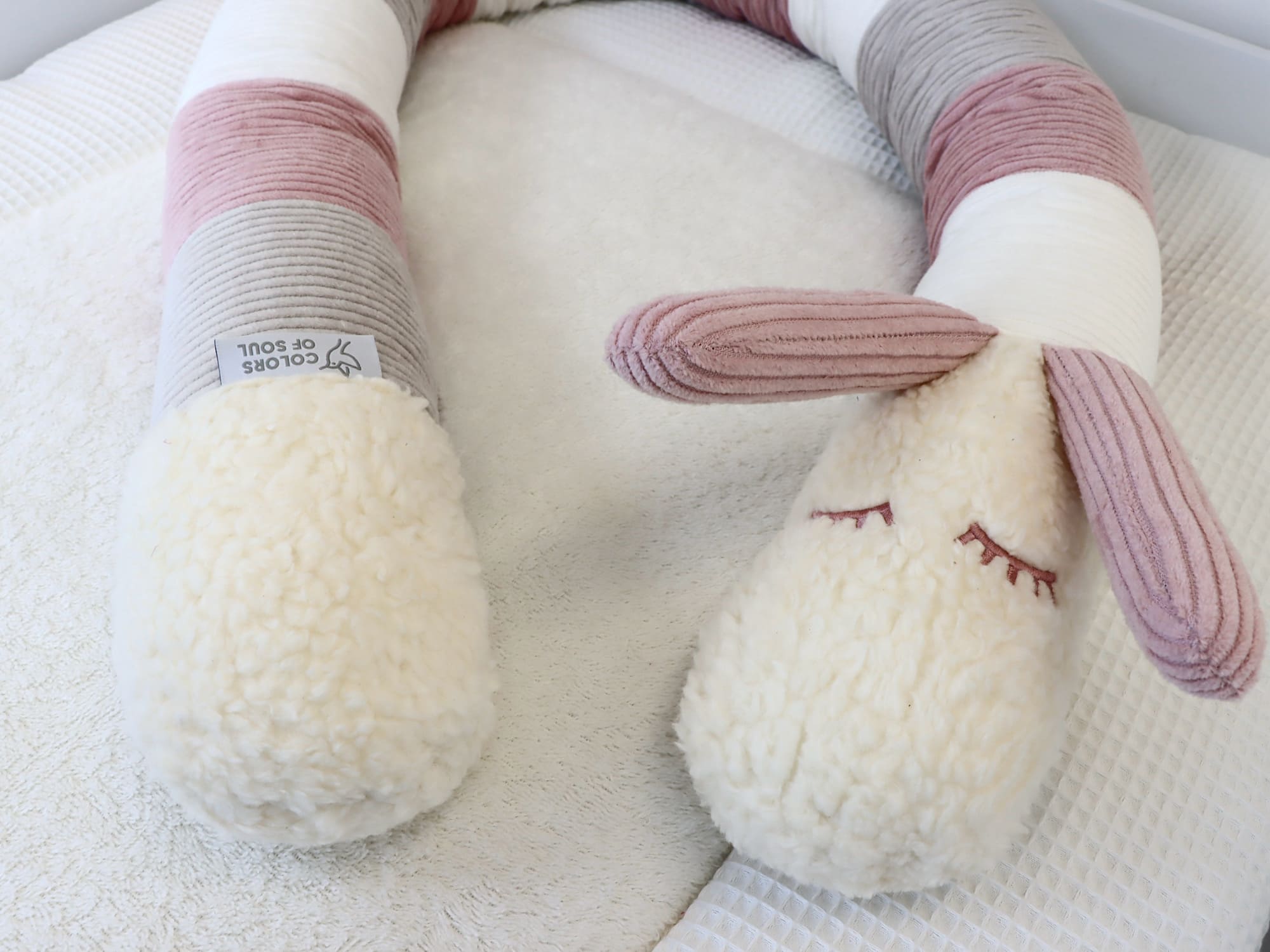 Puckschnecke mit Namen – personalisierte Bettschlange aus Cord für Babybett und Beistellbett