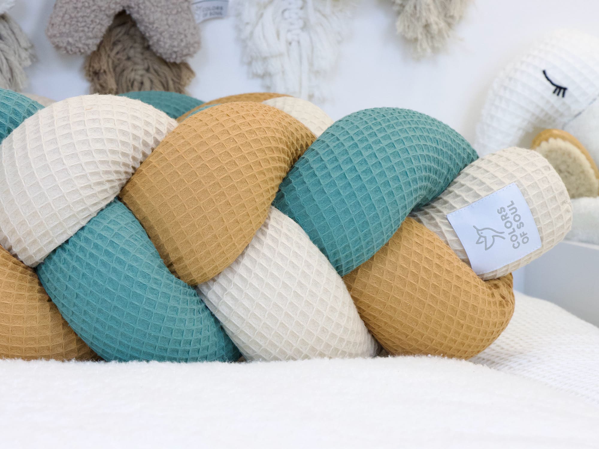Geflochtene Bettschlange aus Waffelpique in Altgrün Karamell und Light Sand Detailaufnahme