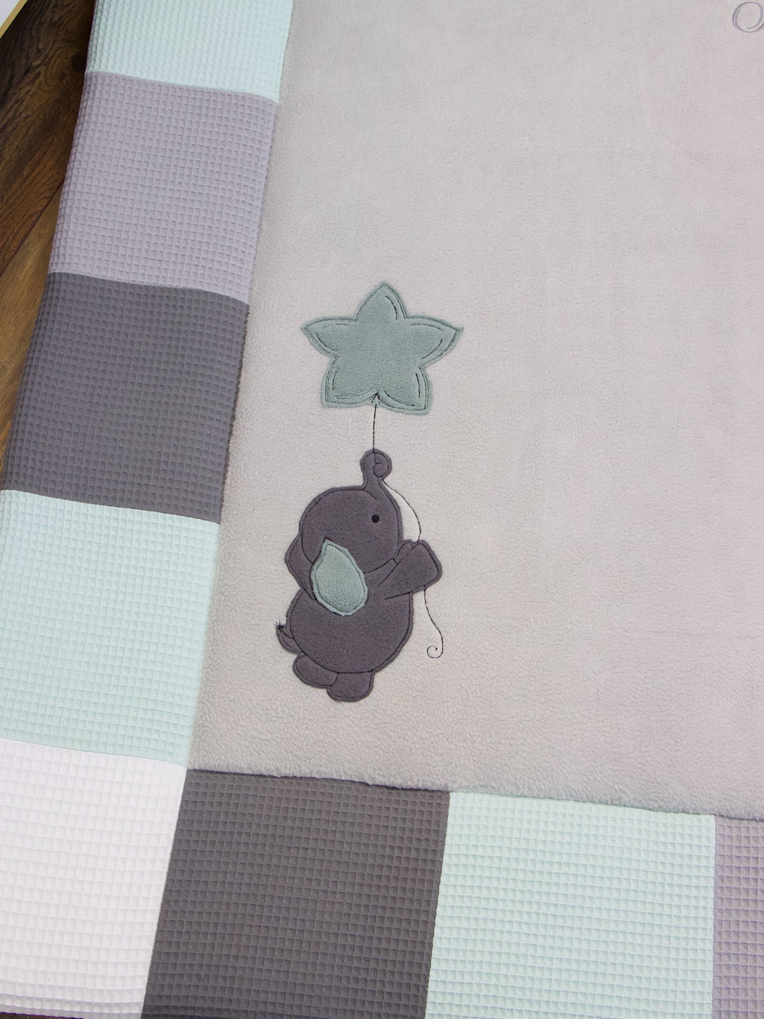 Große personalisierte Krabbeldecke in Hellgrau mit Waffelpique Patchwork-Rand