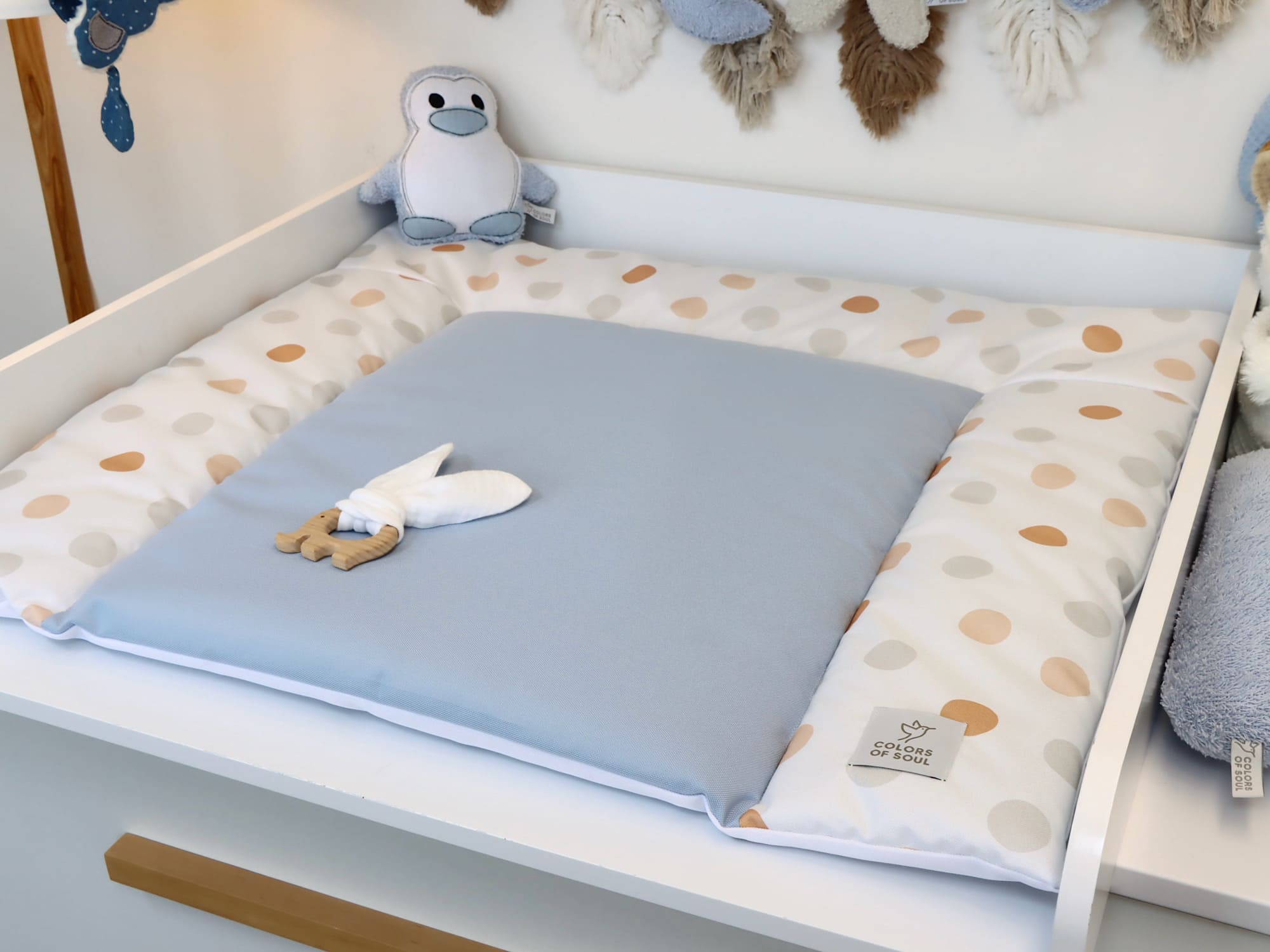Abwaschbare Wickelauflage hellblau mit großen Punkten – moderne Wickelunterlage für Babys