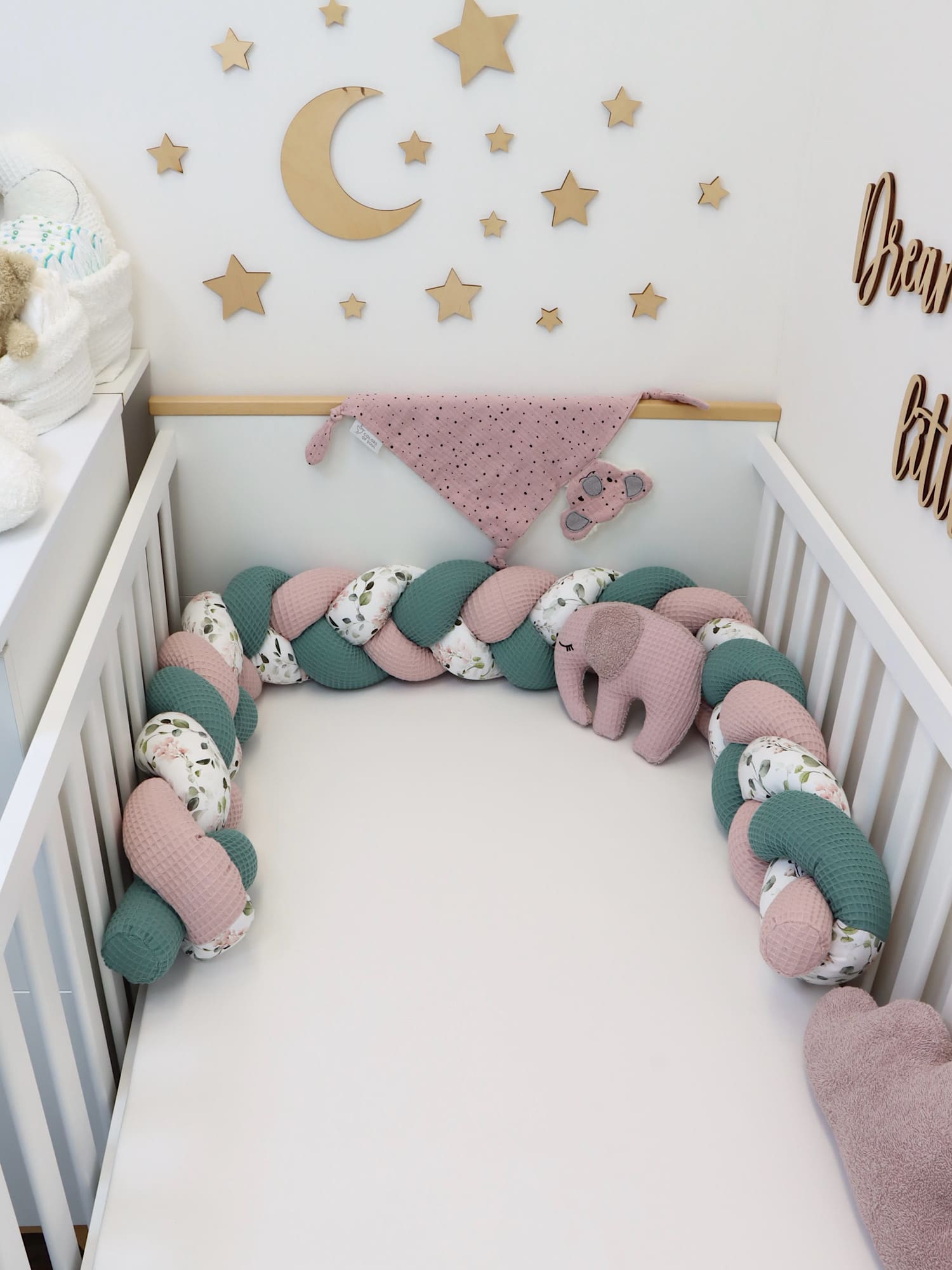 Ruhige Bettumrandung aus Baumwollstoffen im Babyzimmer