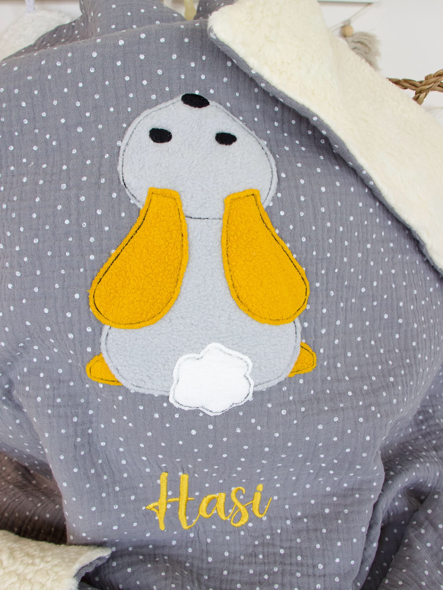 Weiche Kuscheldecke mit Namen und Motiv Häschen – Musselin mit weißen Punkten grau / Teddyplüsch creme – liebevoll handgenäht