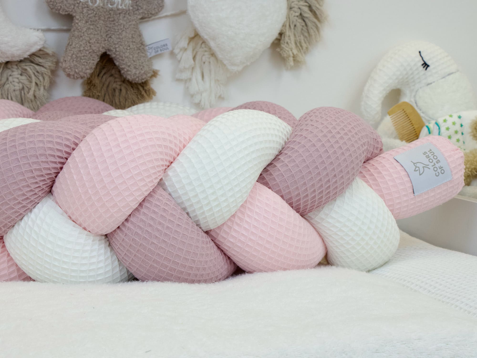 Handgenähte geflochtene Bettumrandung – Waffelpique creme, hellrosa, altrosa von Colors of Soul