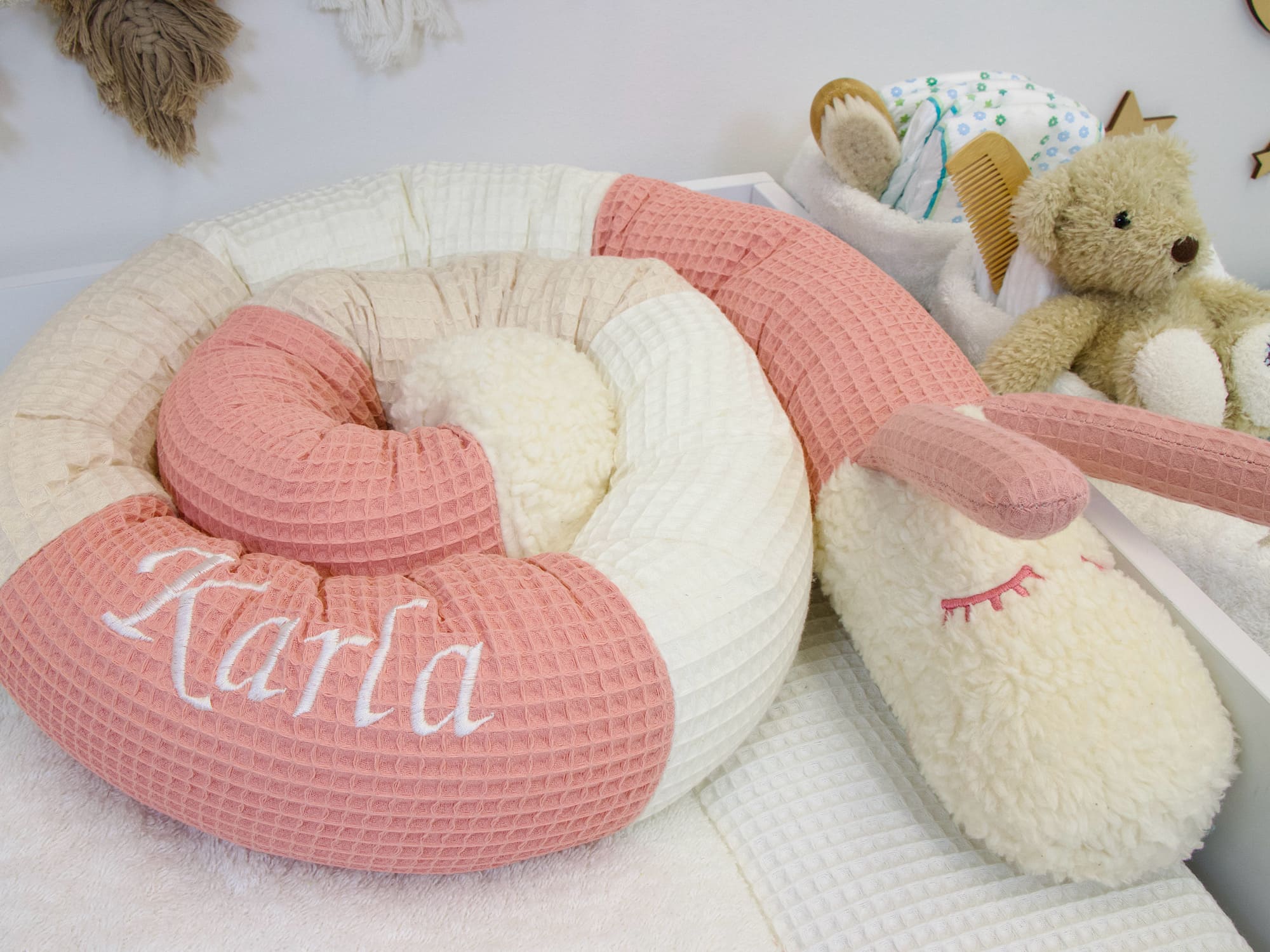Weiche Bettschnecke Waffelpique rosa creme als Bettumrandung fürs Babybett