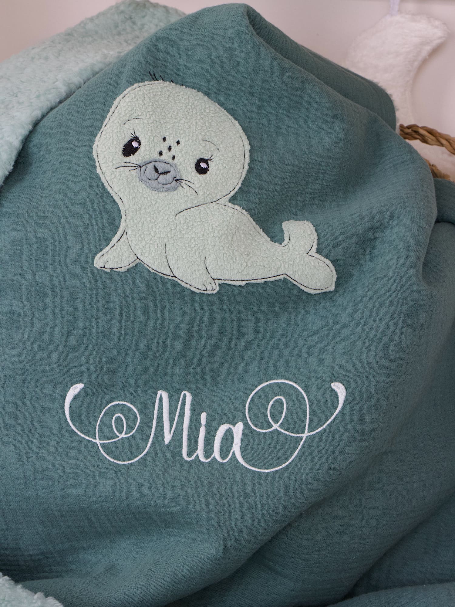 Detail der kuscheligen Rückseite in Mint-Teddyplüsch an der Babydecke in Dunkelmint, handmade