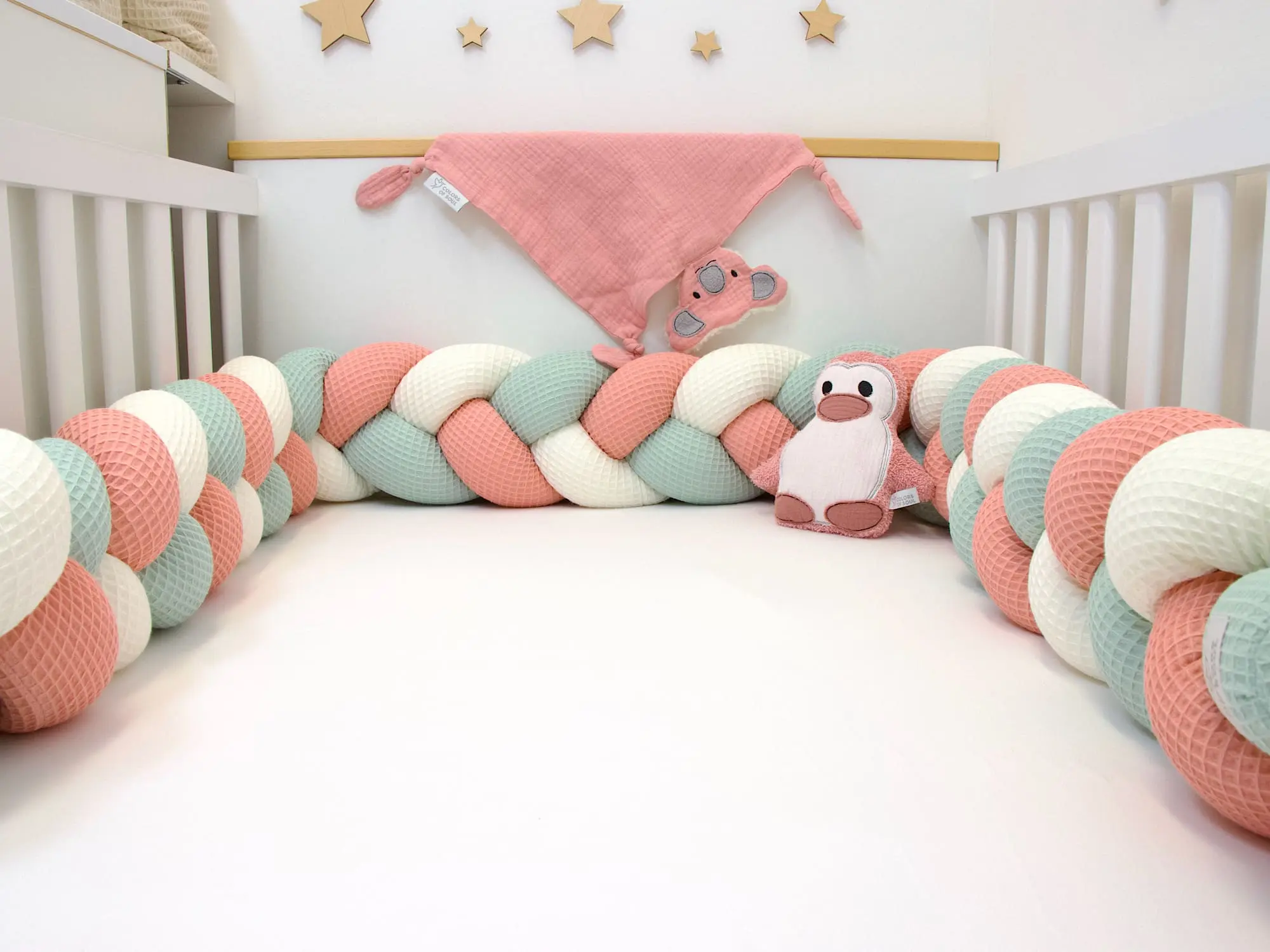 Lange geflochtene Bettschlange in Creme Blush Hellmint als Seitenschutz im Babybett