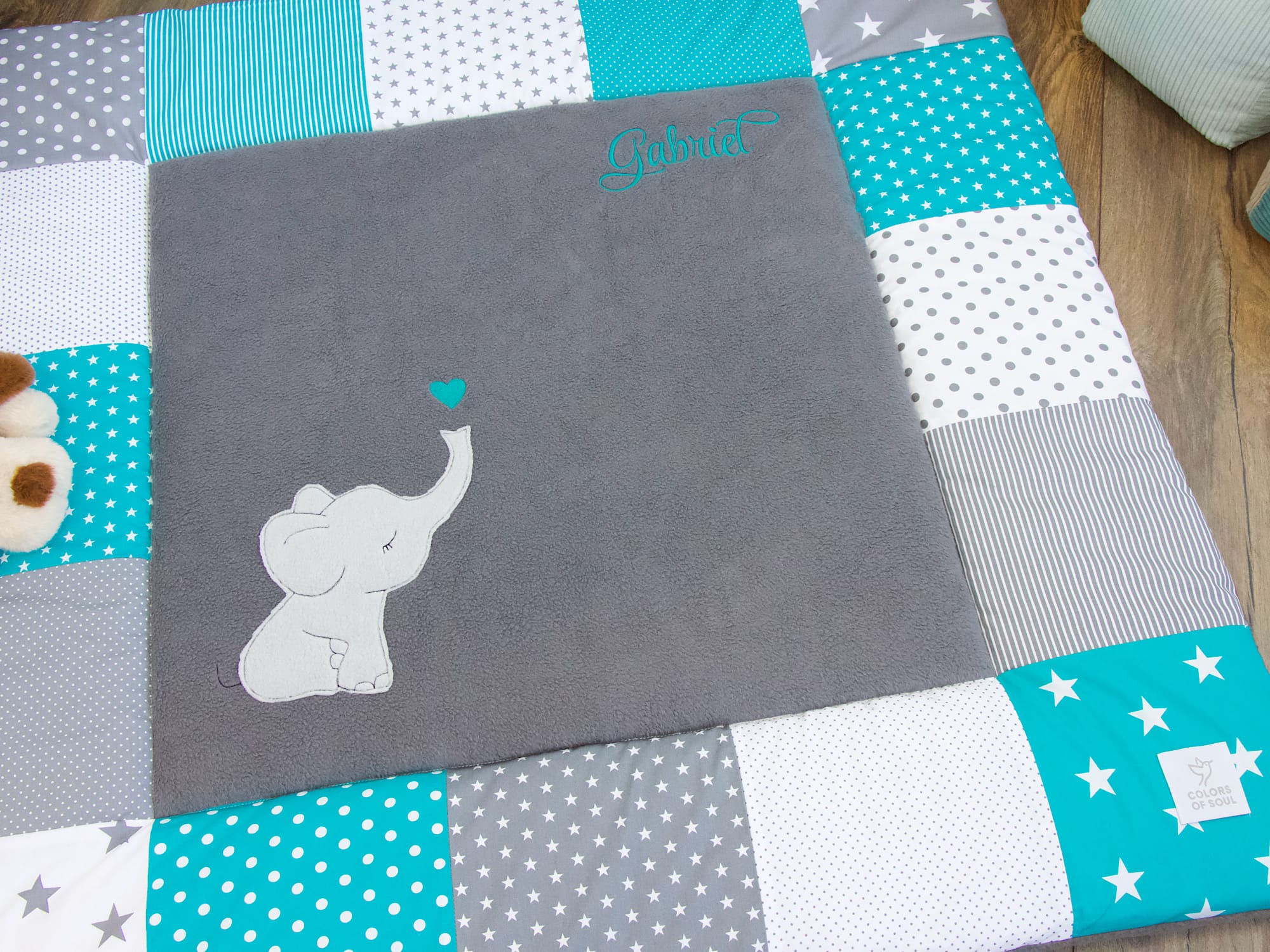 Türkise Patchwork Krabbeldecke mit Elefanten-Applikation
