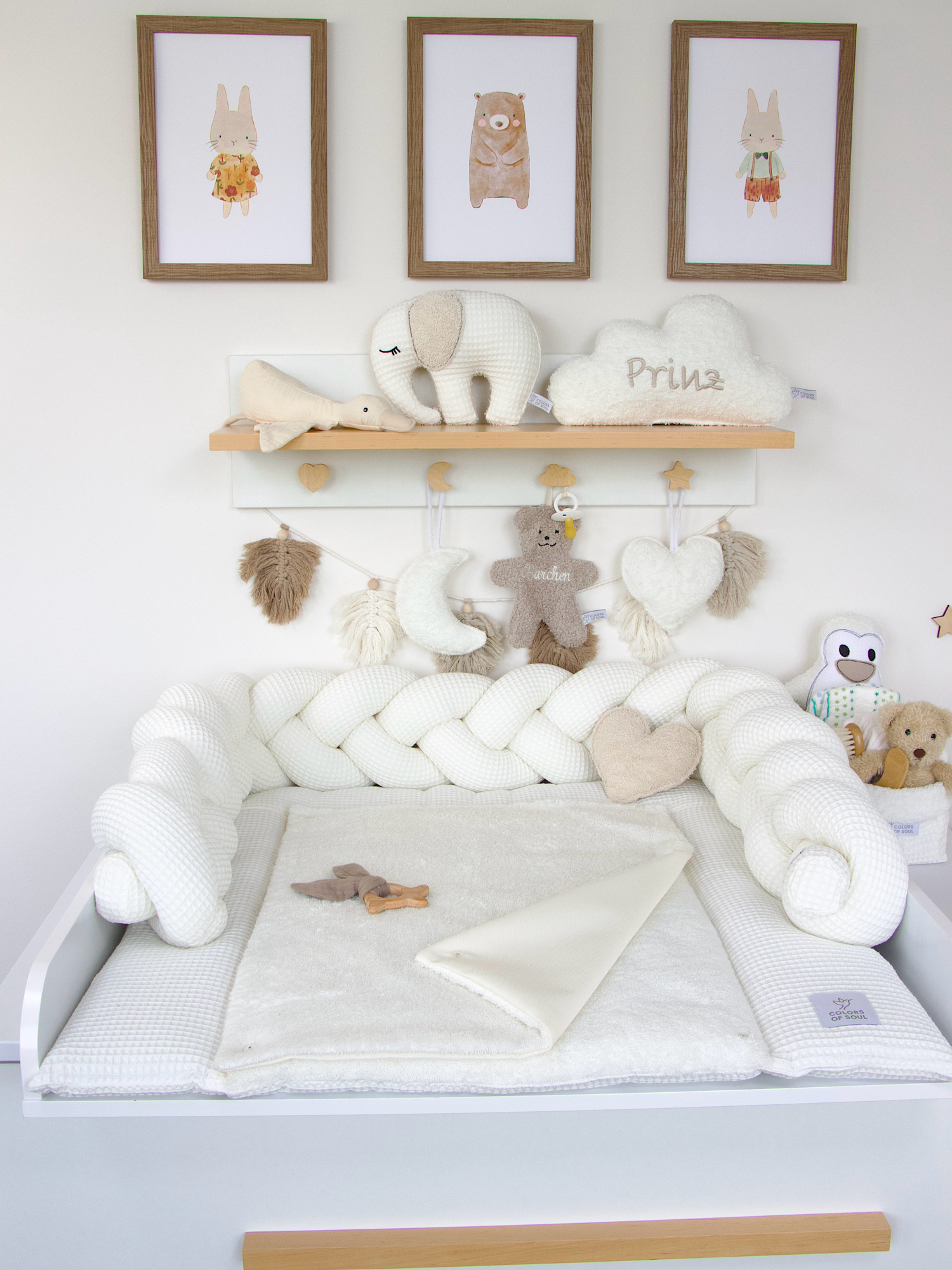 Wickelkommode mit handgefertigtem Wickelset in Creme – Kombination aus Wickelauflage und geflochtener Bettschlange im modernen Babyzimmer.