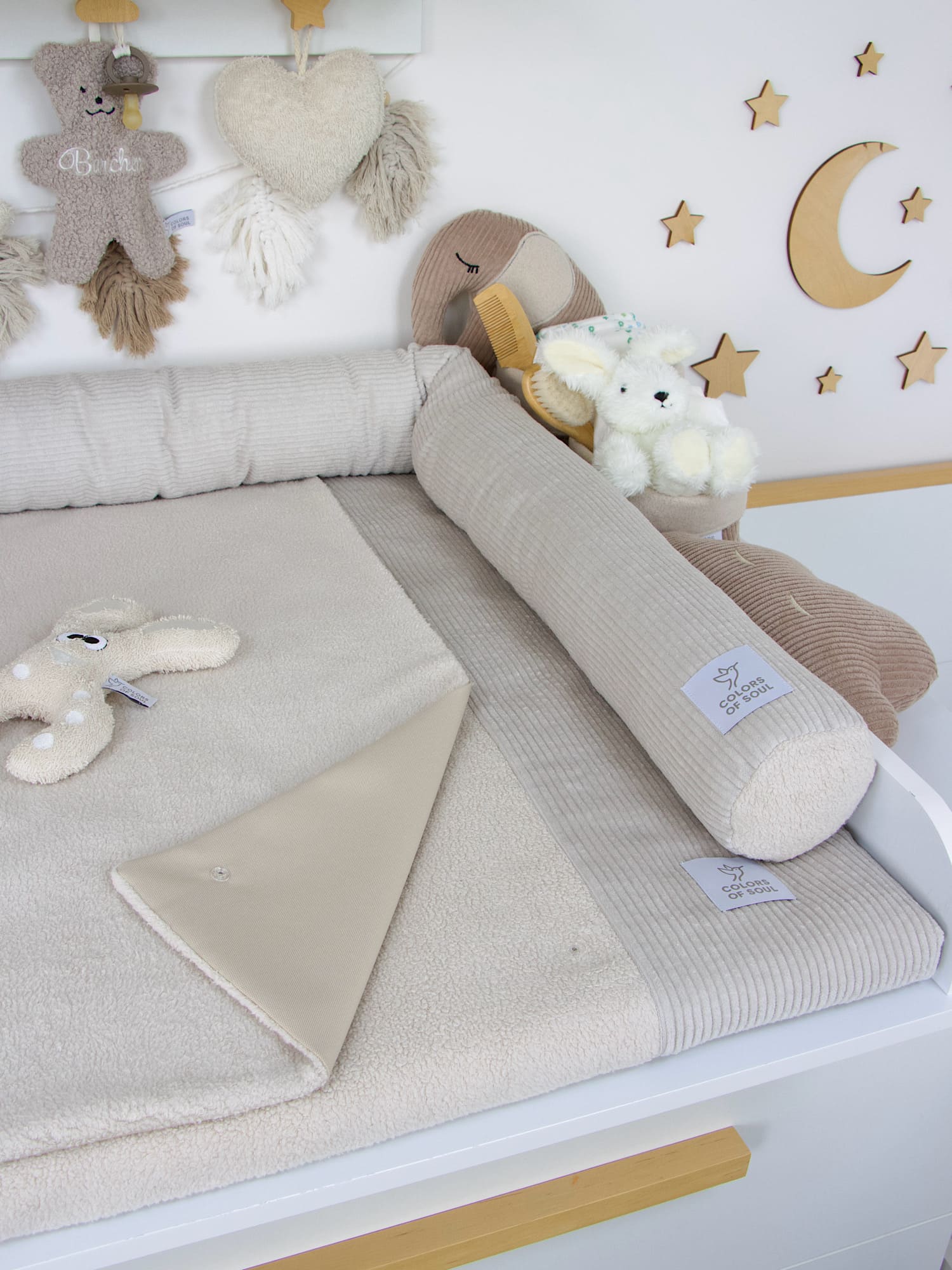 Klassische Bettschlange aus Cord Hellbeige auf weißer Wickelkommode