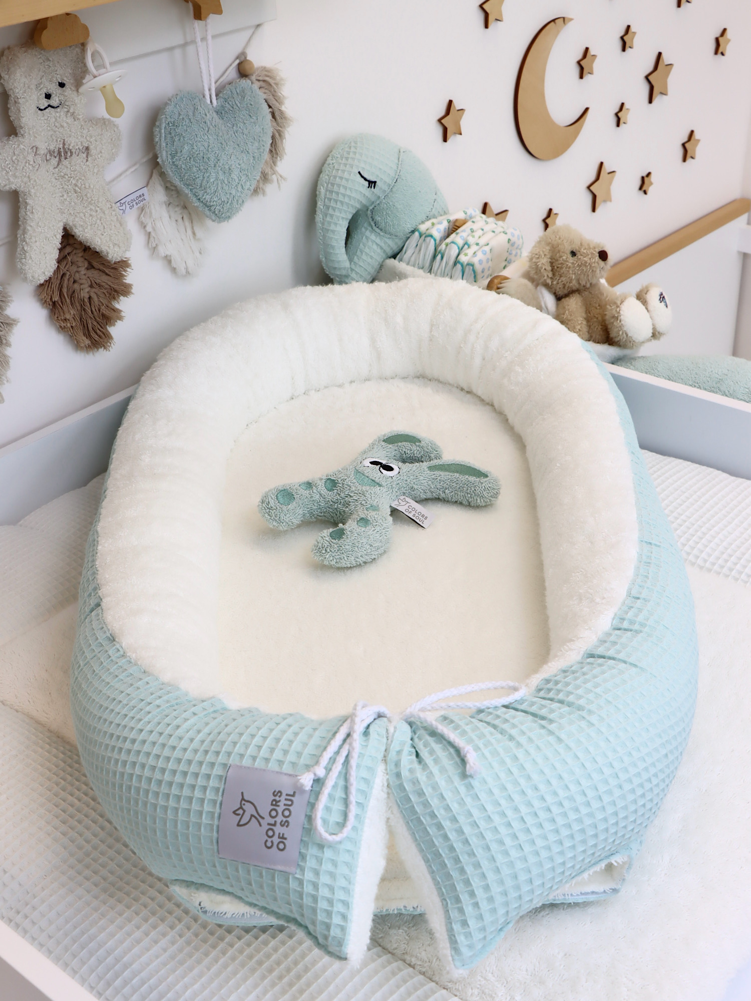Babynest Pastellmint & Creme im Babybett – sicherer und geborgener Schlafplatz für Neugeborene