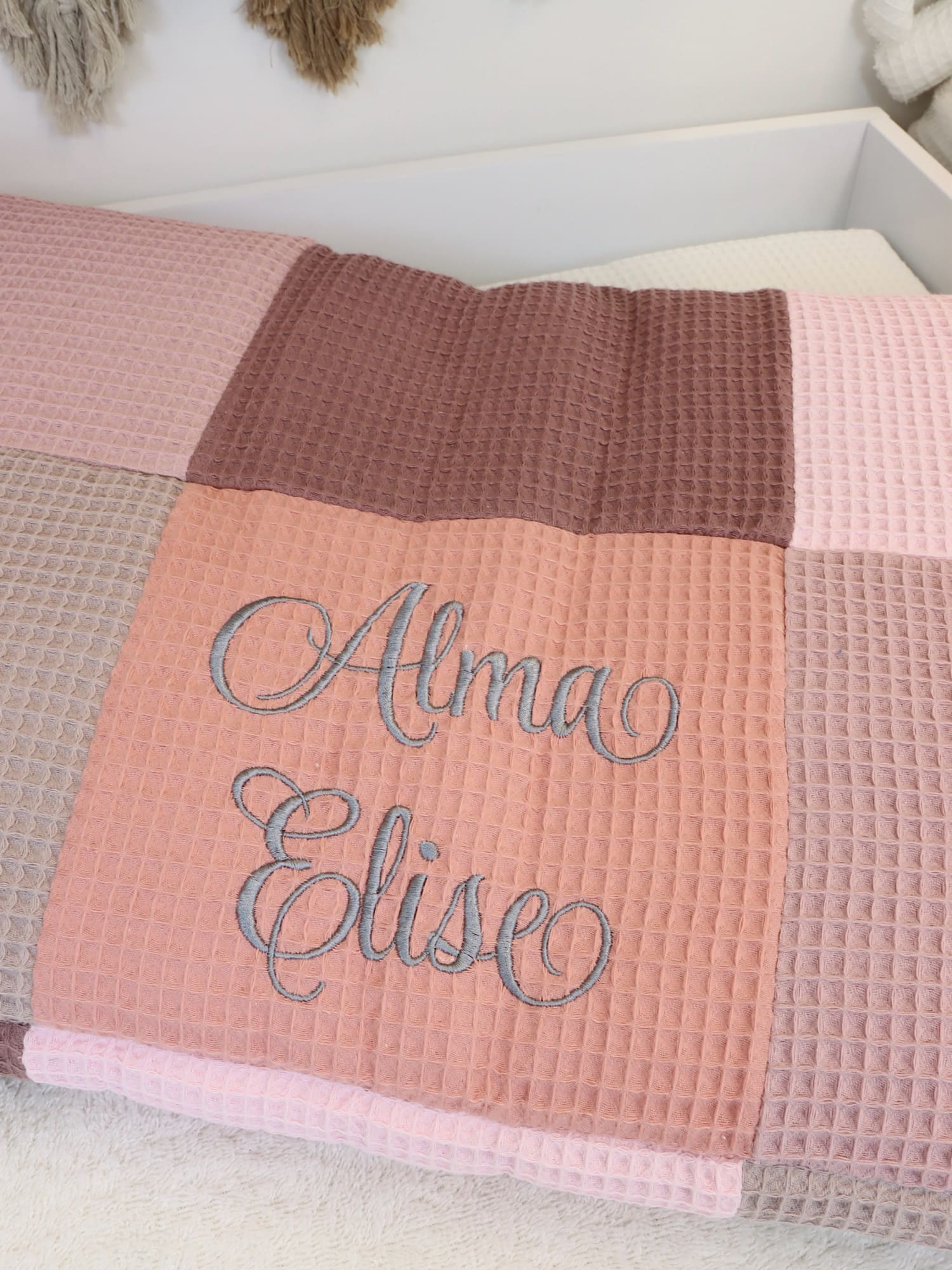 Namensstickerei auf Patchwork Krabbeldecke aus Waffelpique – handgemacht und personalisiert