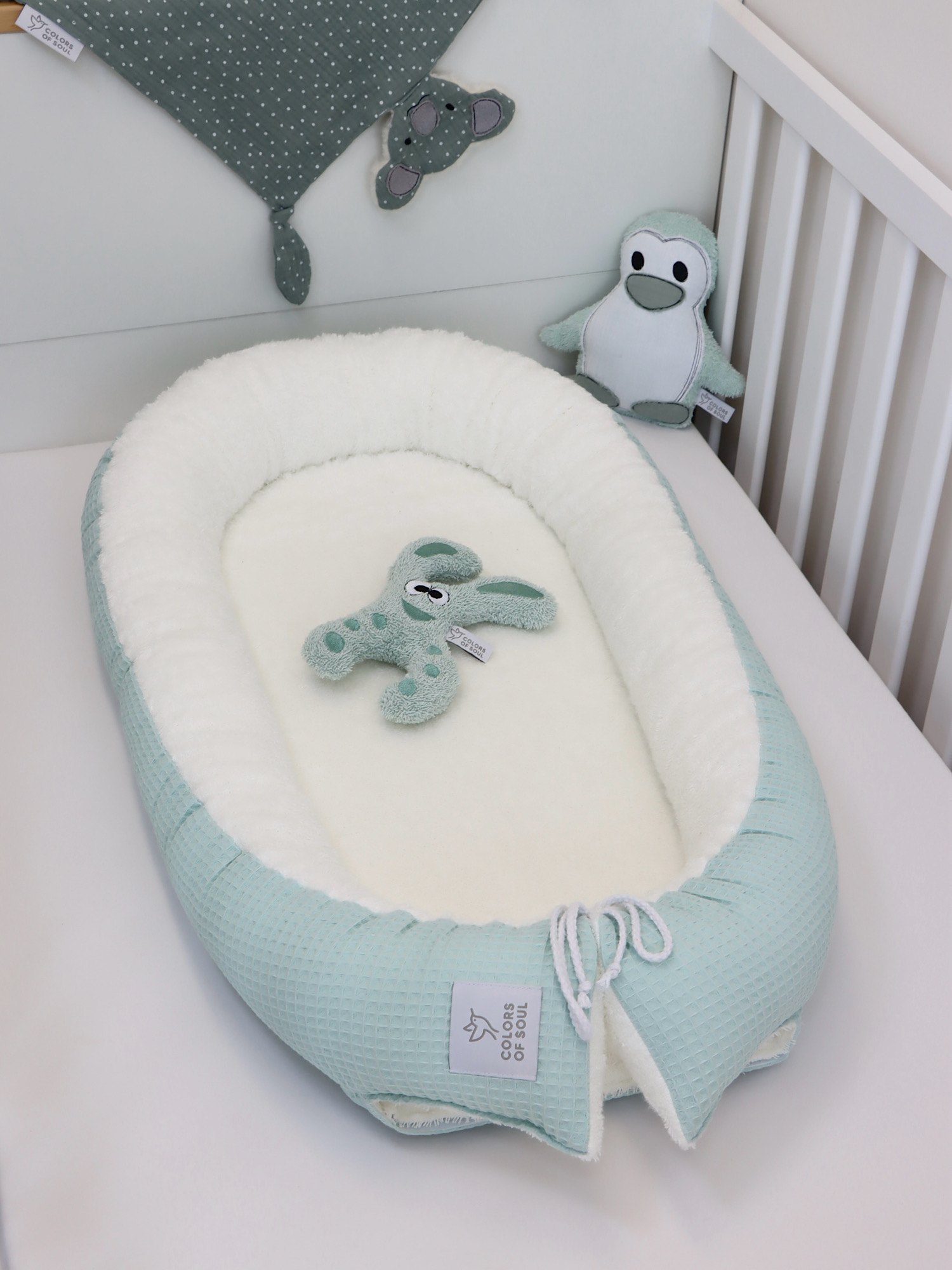 Kuscheliges Babynest Pastellmint mit Frottee in Creme – stilvoll und hautfreundlich