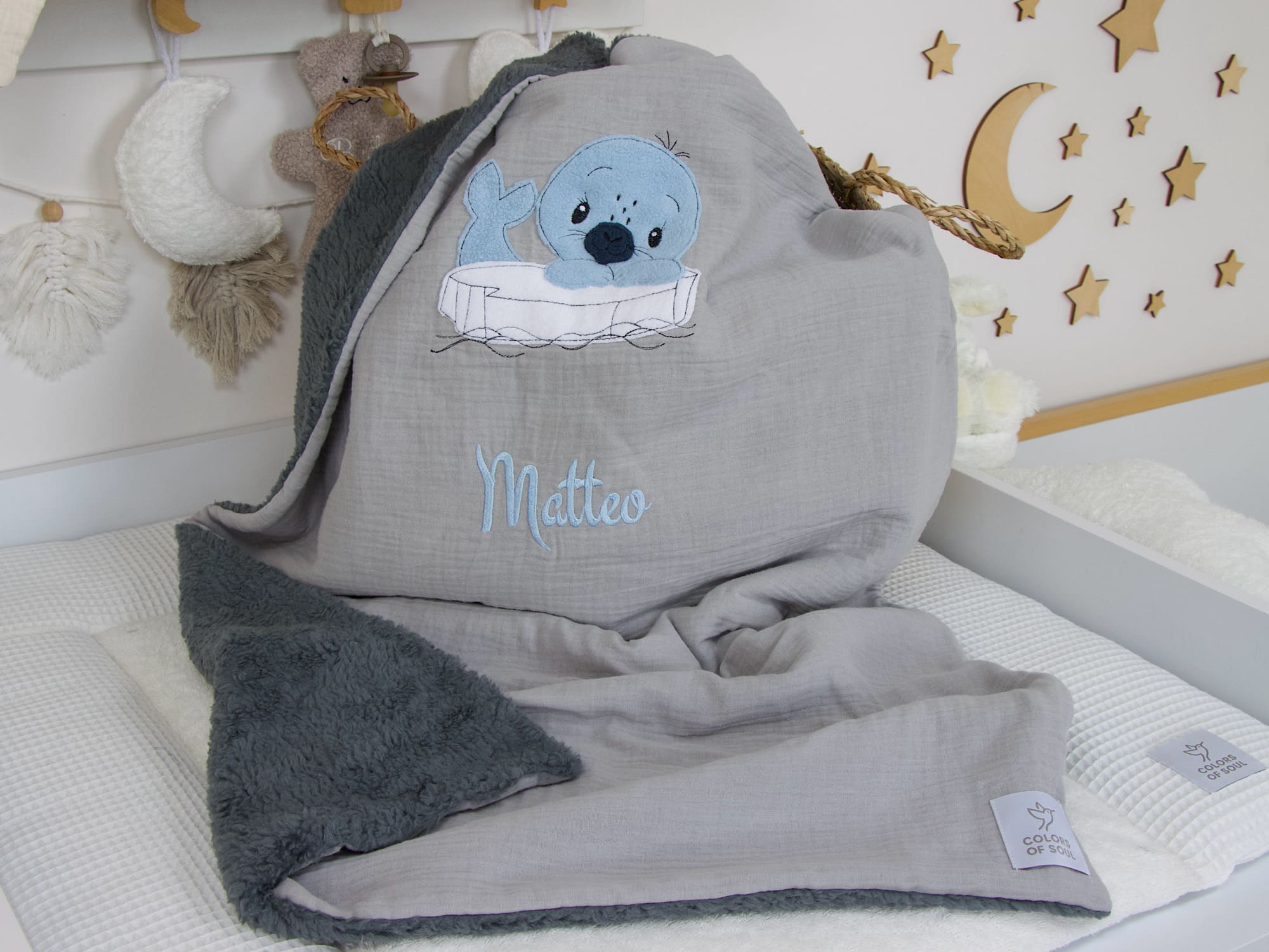 Bestickter Name „Matteo“ auf der personalisierten Babydecke in Hellgrau