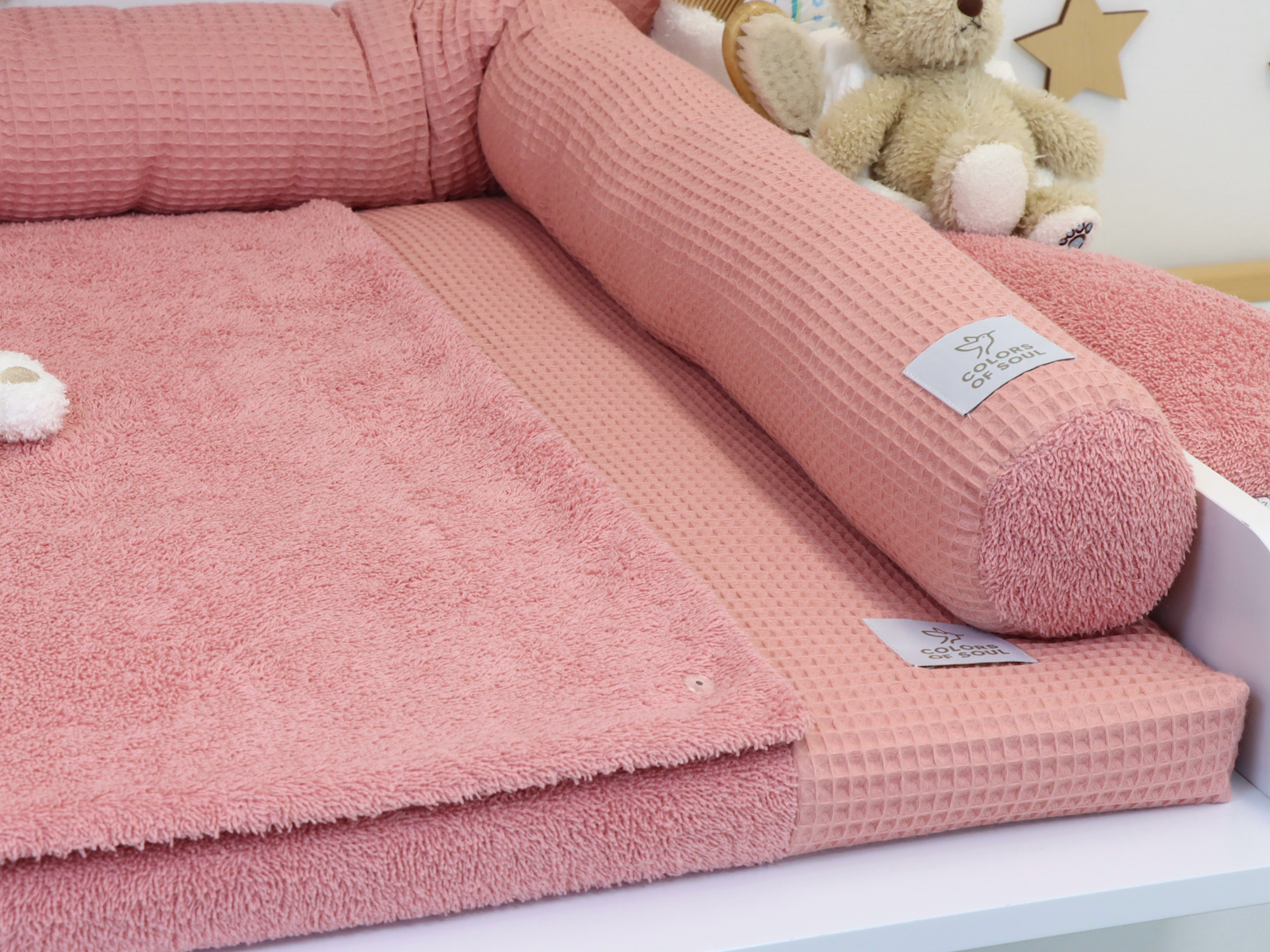 Bettschlange aus Waffelpique Blush formstabil und weich gefüllt