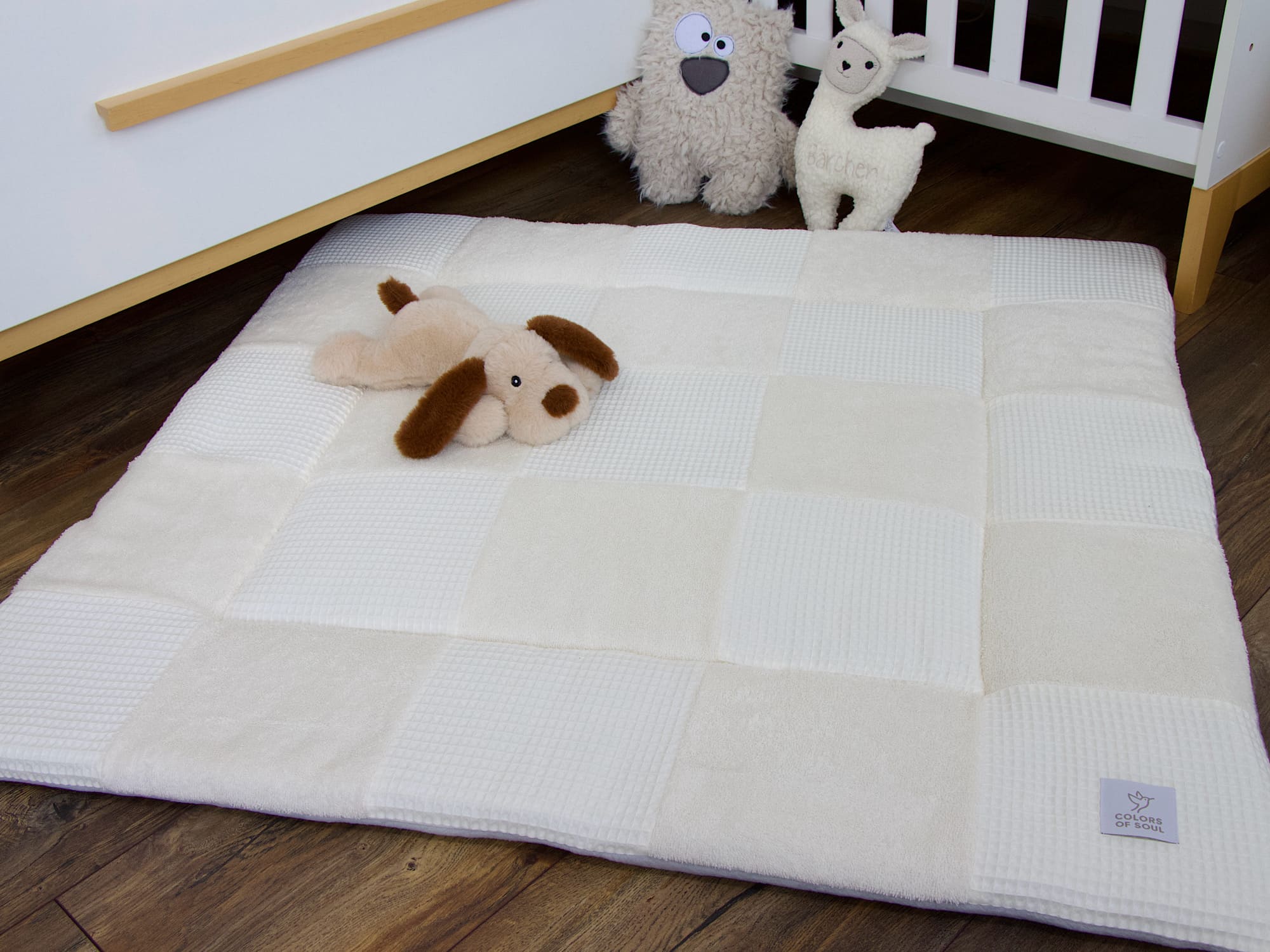 Baby Krabbeldecke in Creme im modernen Kinderzimmer fotografiert