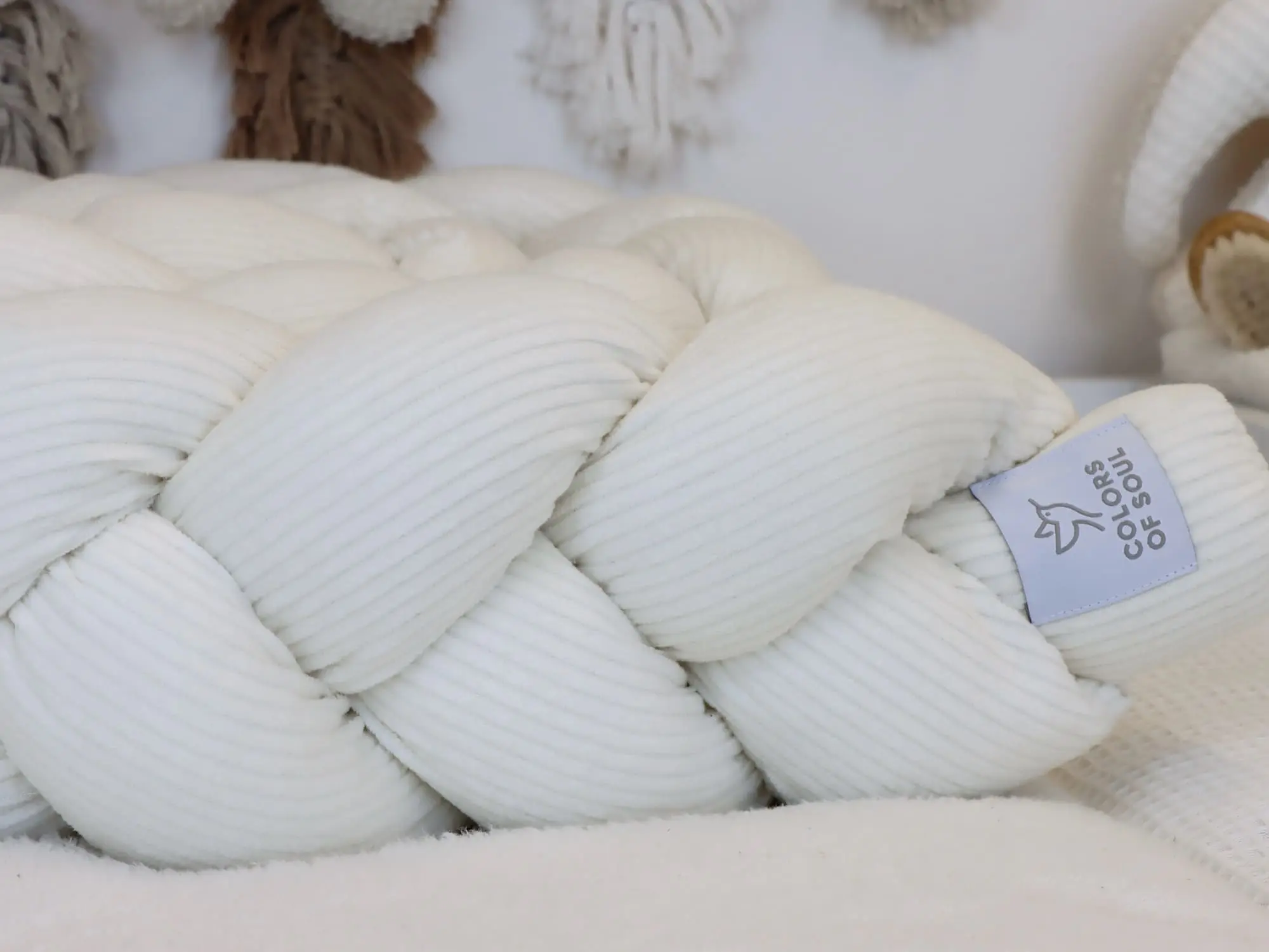 Weiche geflochtene Bettschlange aus Cord Creme im Detail