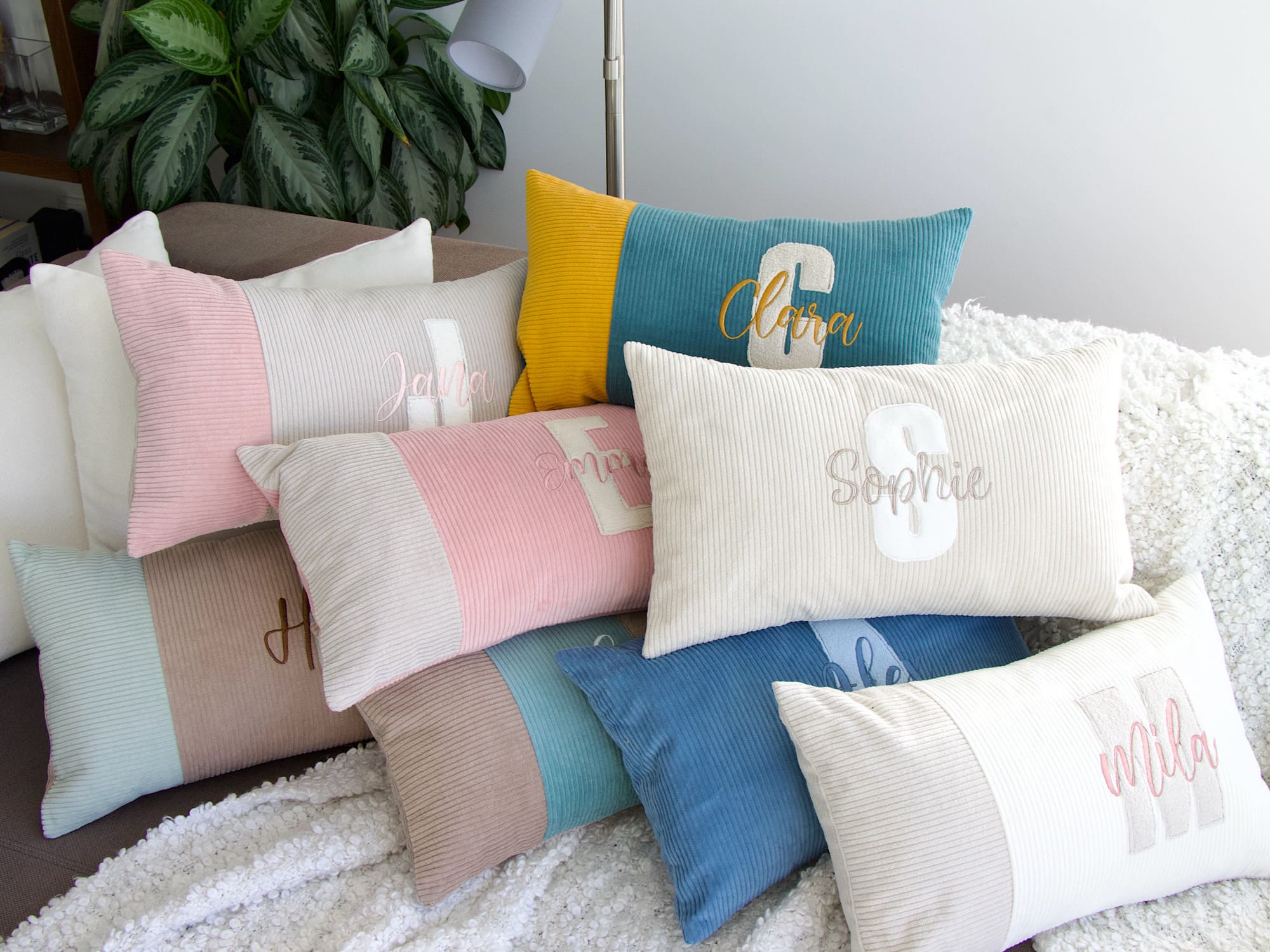 Dekokissen Cord personalisiert mit Name Clara – modernes Wohnaccessoire für Sofa
