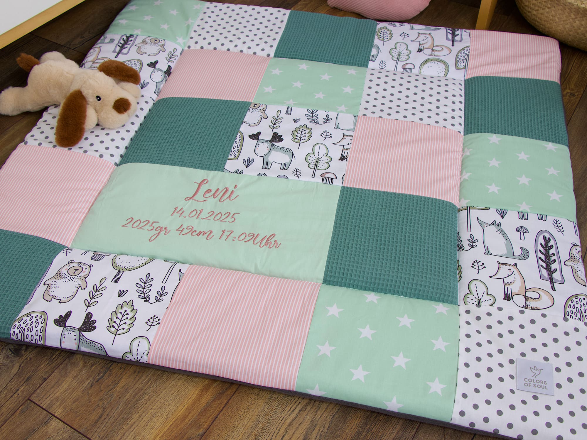 Krabbeldecke Patchwork personalisiert - Waldfreunde / Waffelpique altgrün / mint / altrosa