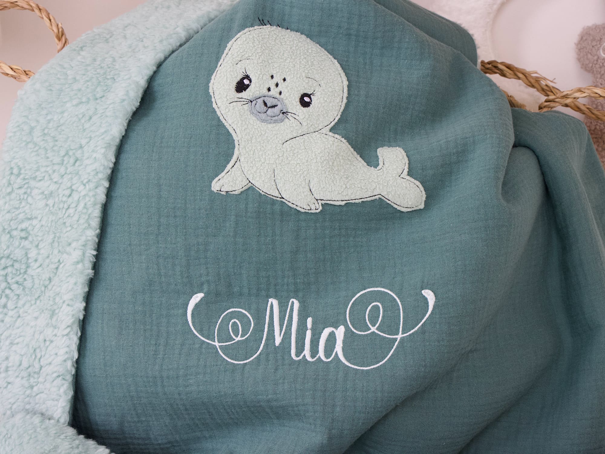 Weiche Musselin-Babydecke in Dunkelmint, Seehund-Motiv in Mint, Namensstickerei in Weiß, handgemachte Qualität