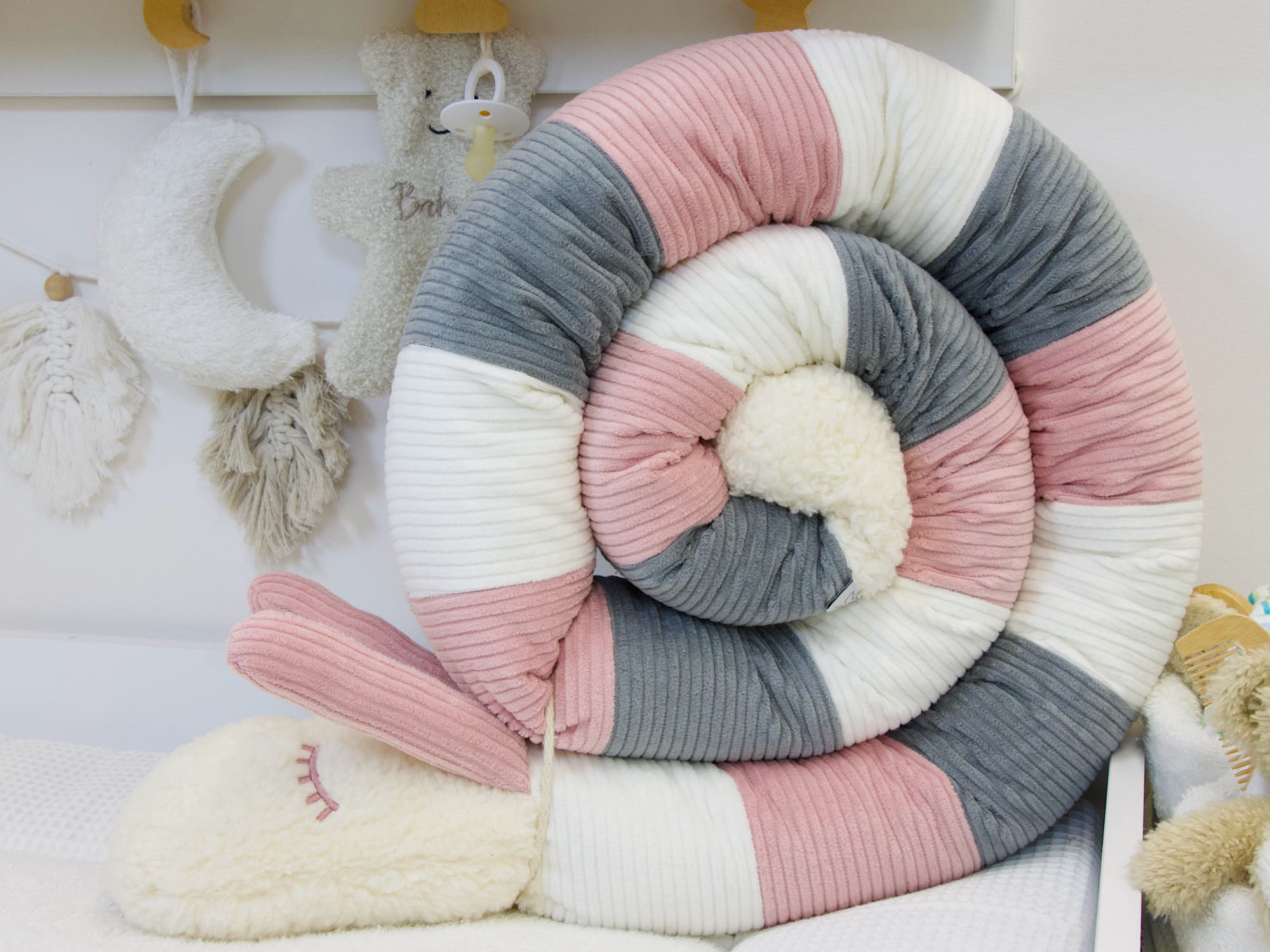 Handgefertigte Bettschnecke in Creme, Altrosa und Grau für das Babybett