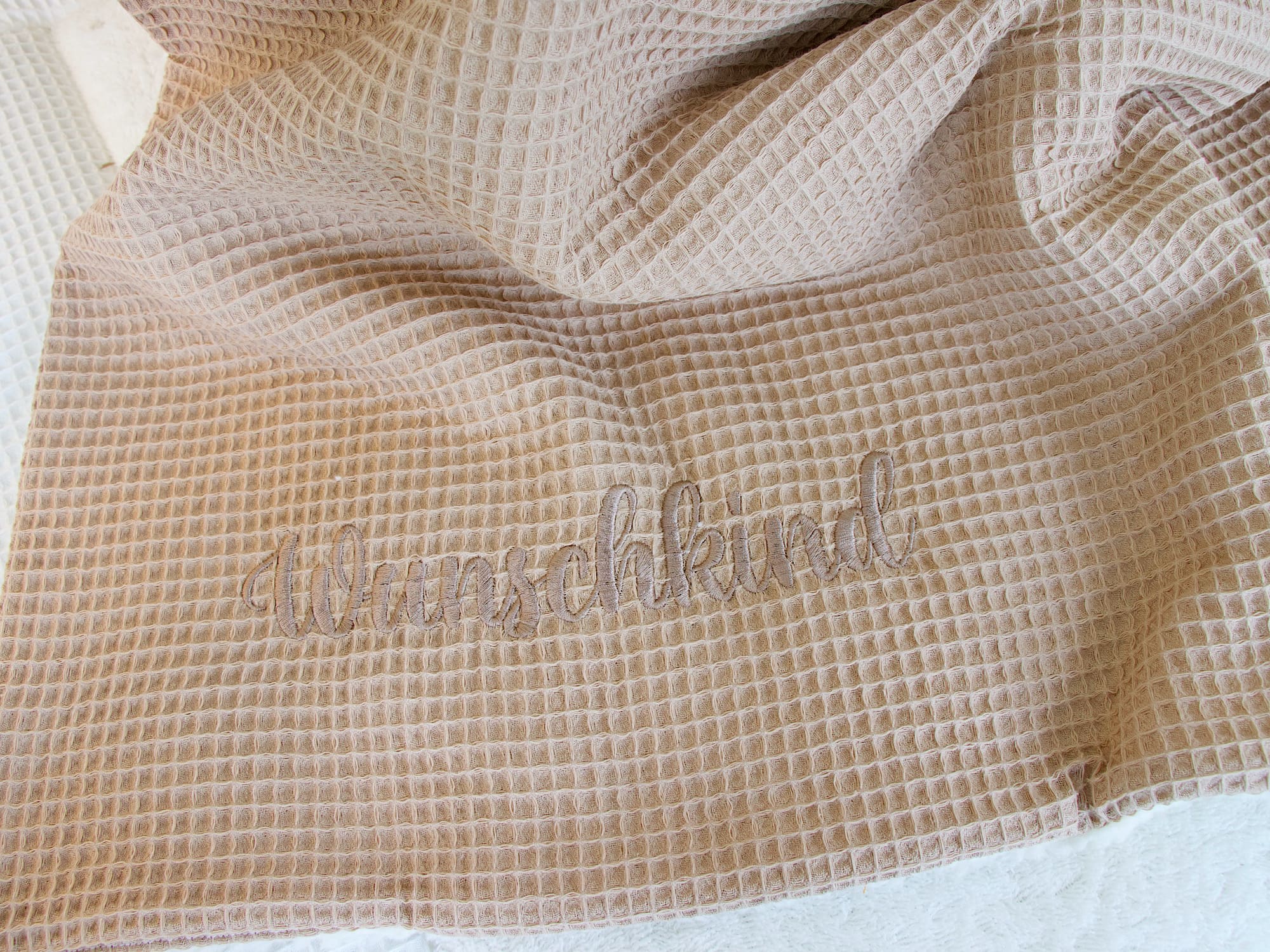 Waffelpique camel / Teddyplüsch creme – Personalisierte Babydecke in Handarbeit