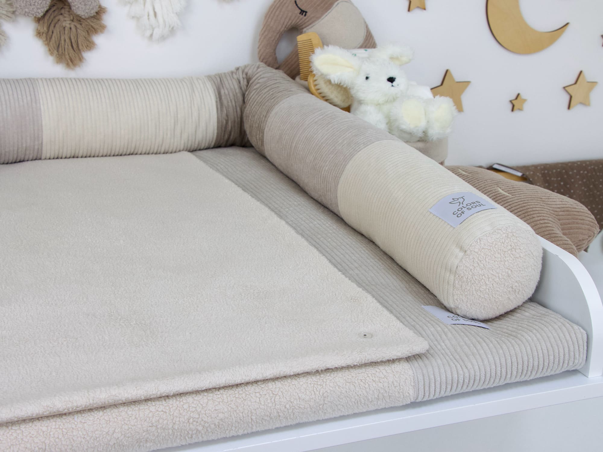 Patchwork Bettschlange als weiche Umrandung am Wickeltisch