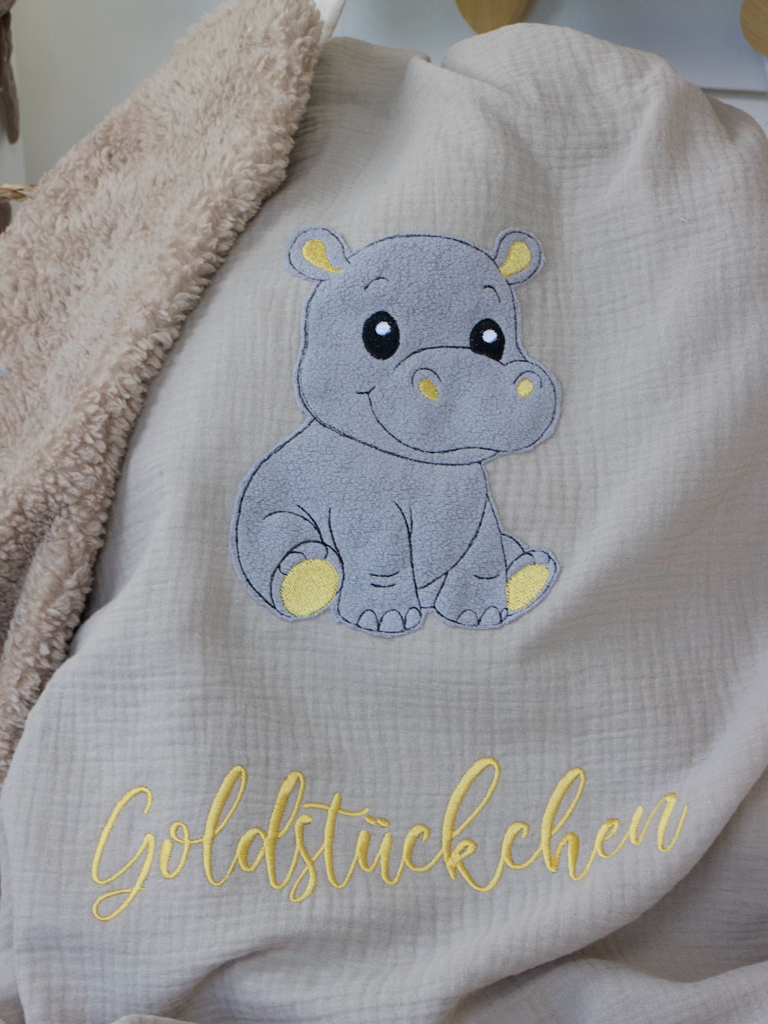 Graues Nilpferd als Applikation auf sandfarbener Musselin-Babydecke, personalisiert