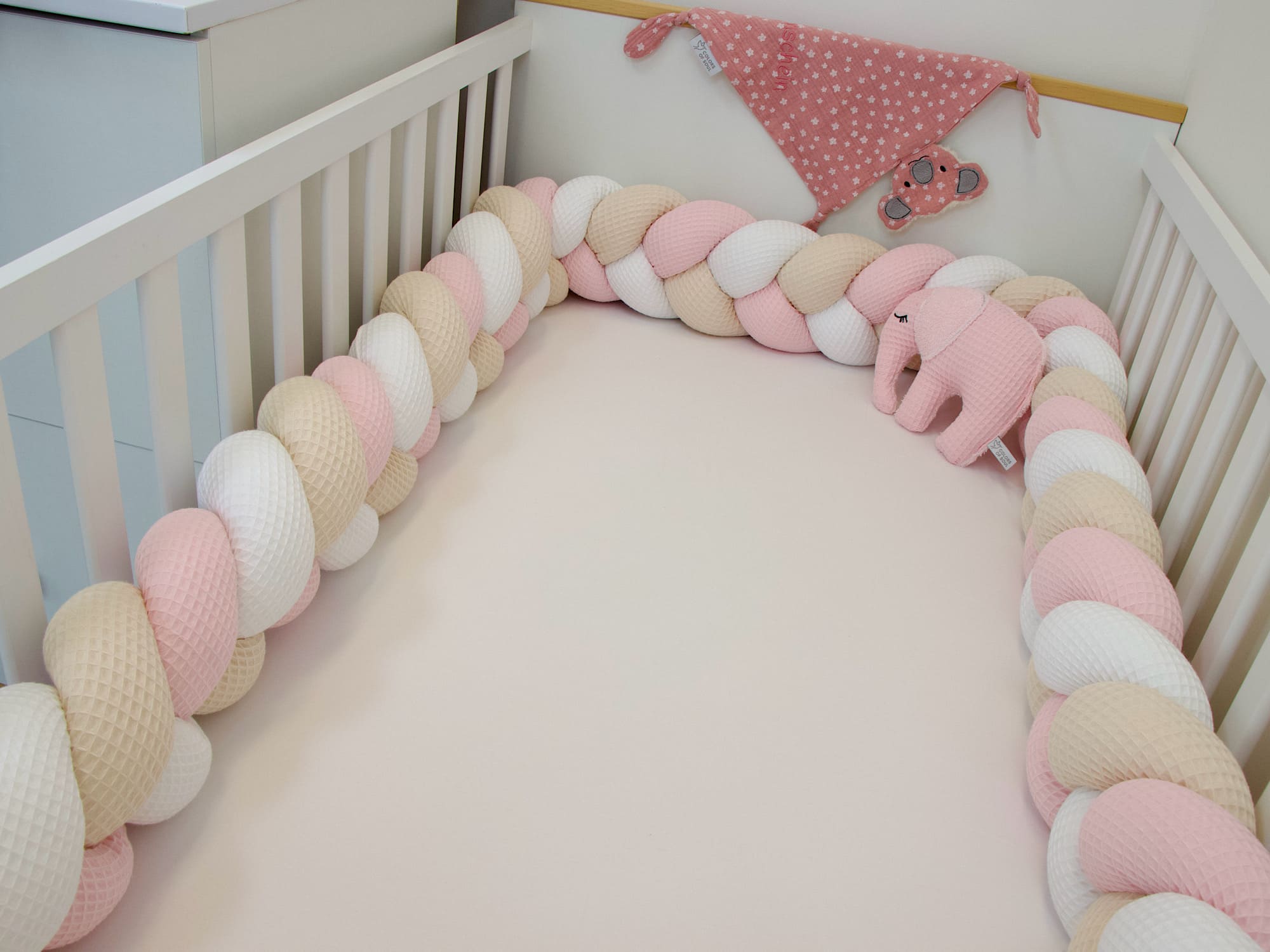 Geflochtene Bettumrandung – Waffelpique weiß, hellrosa, hellbeige für das Babyzimmer
