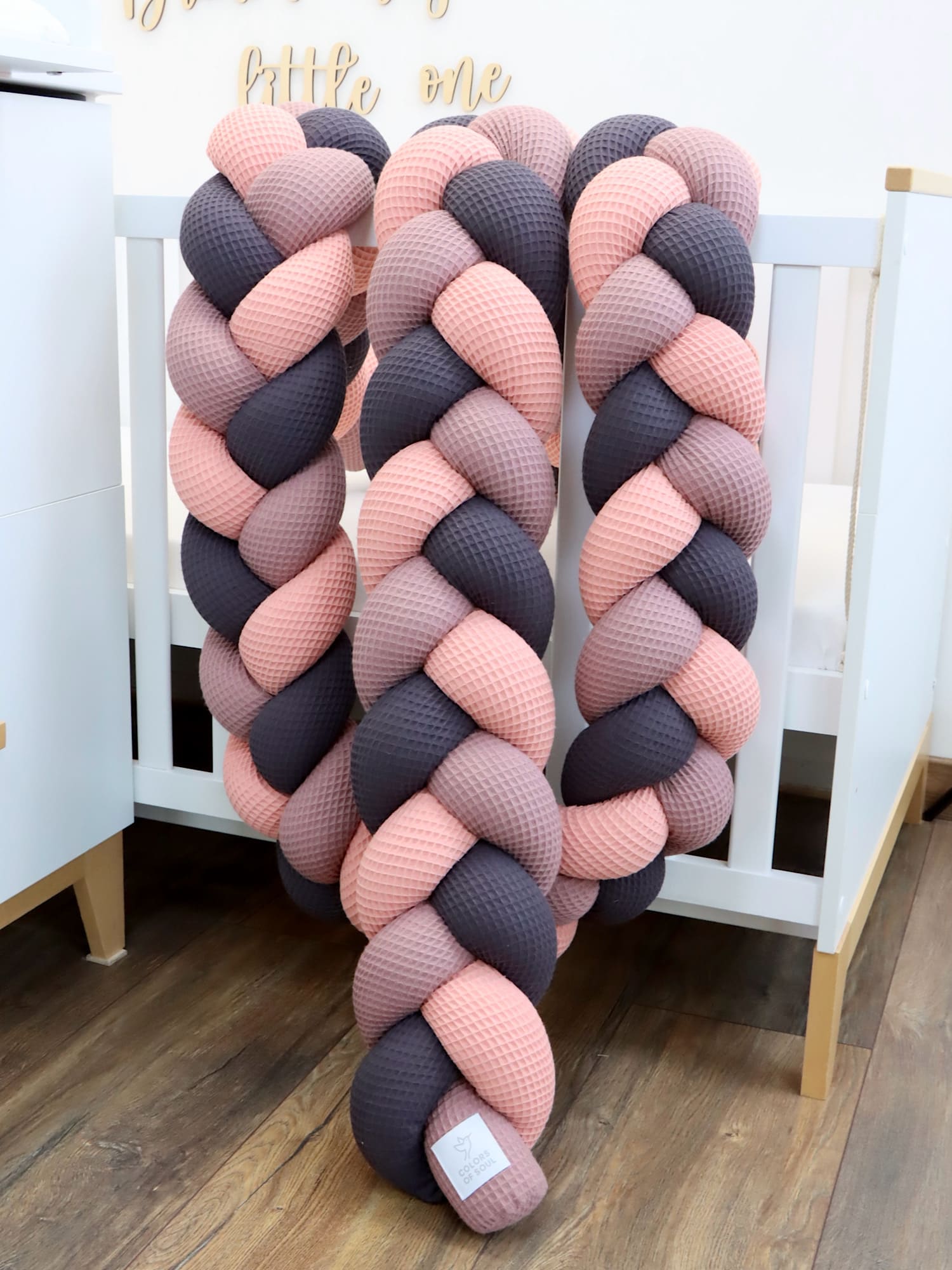 Moderne geflochtene Bettschlange in Blush, Alte Malve & Dunkelgrau – perfekt als Babybett-Umrandung
