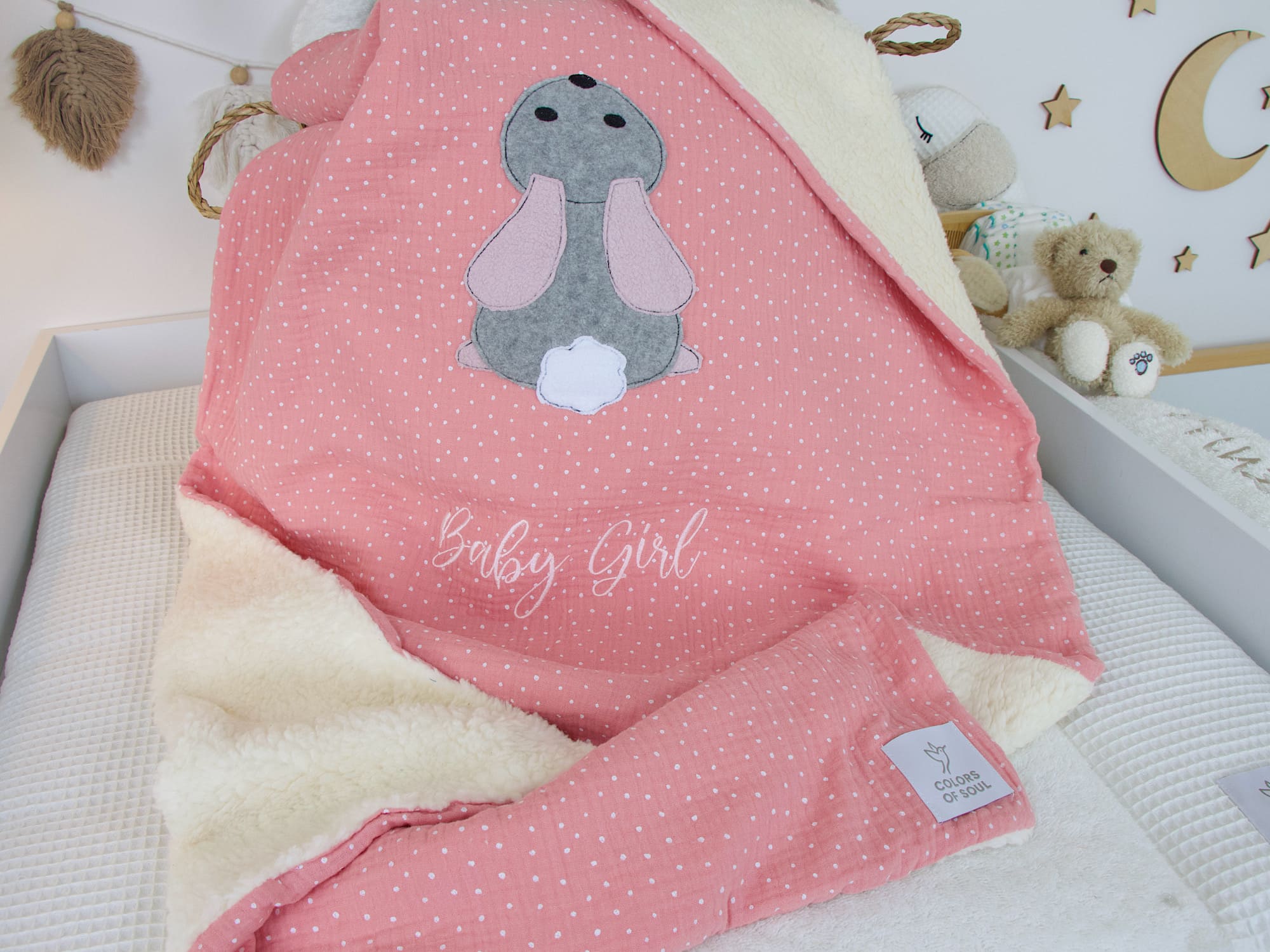Personalisierte Kuscheldecke Hase - Musselin mit weißen Punkten rosa / Teddyplüsch creme