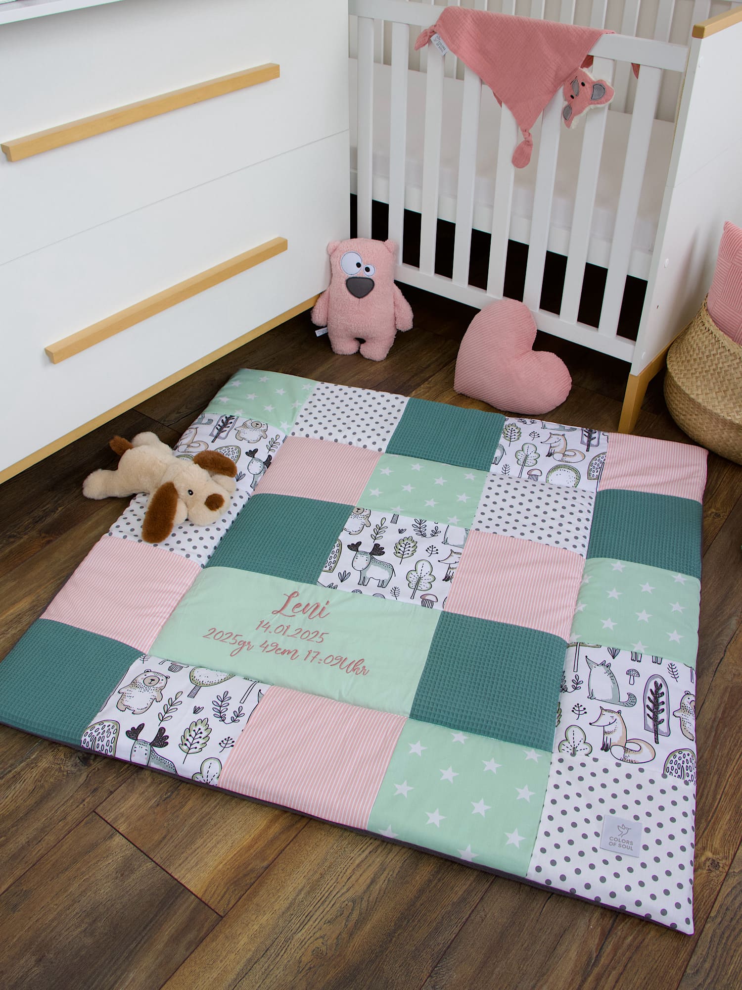 Krabbeldecke Patchwork personalisiert - Waldfreunde / Waffelpique altgrün / mint / altrosa