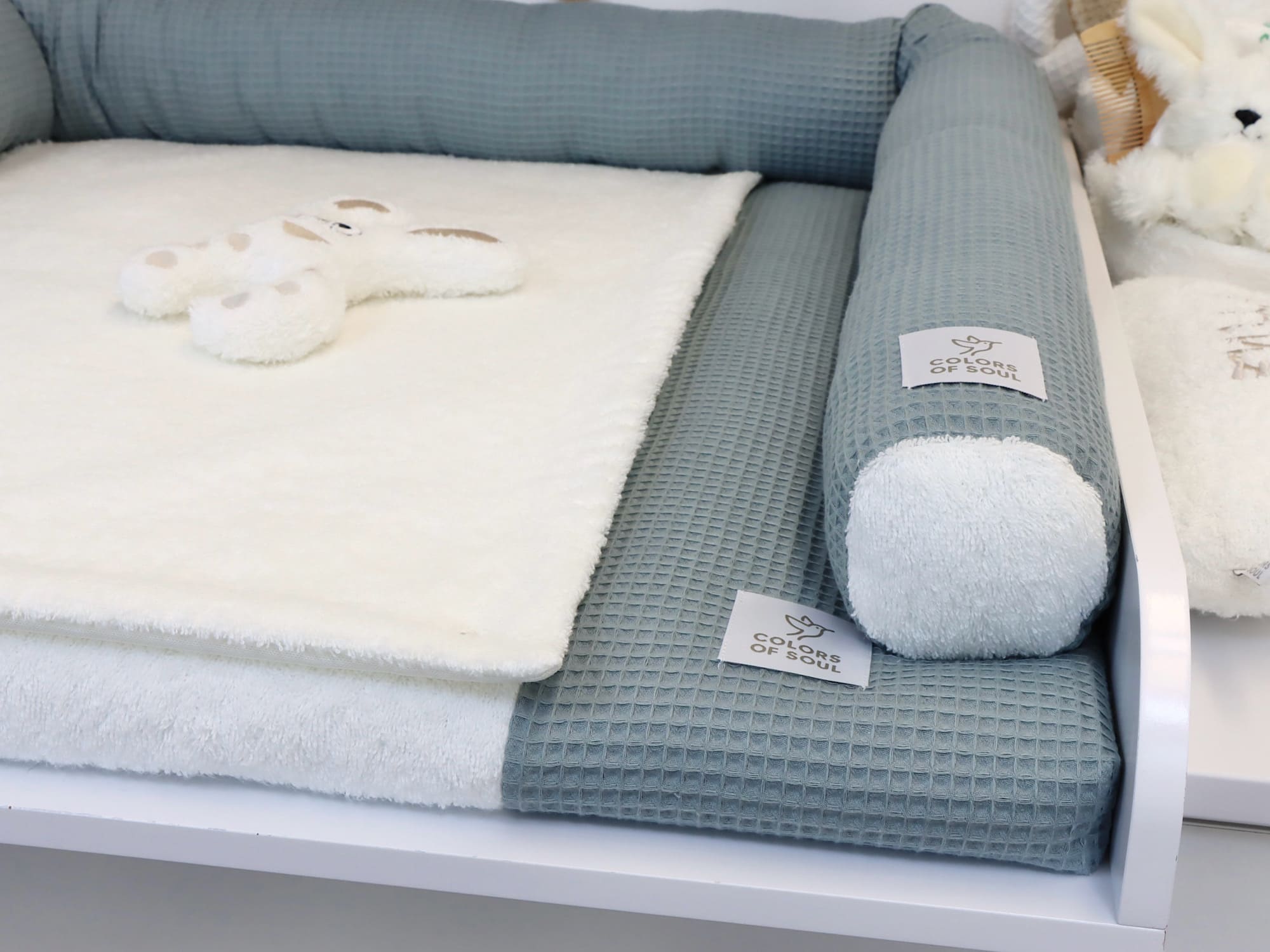 Wickelauflage mit Bezug & Bettschlange – Waffelpique Dusty Altmint & Frottee Creme