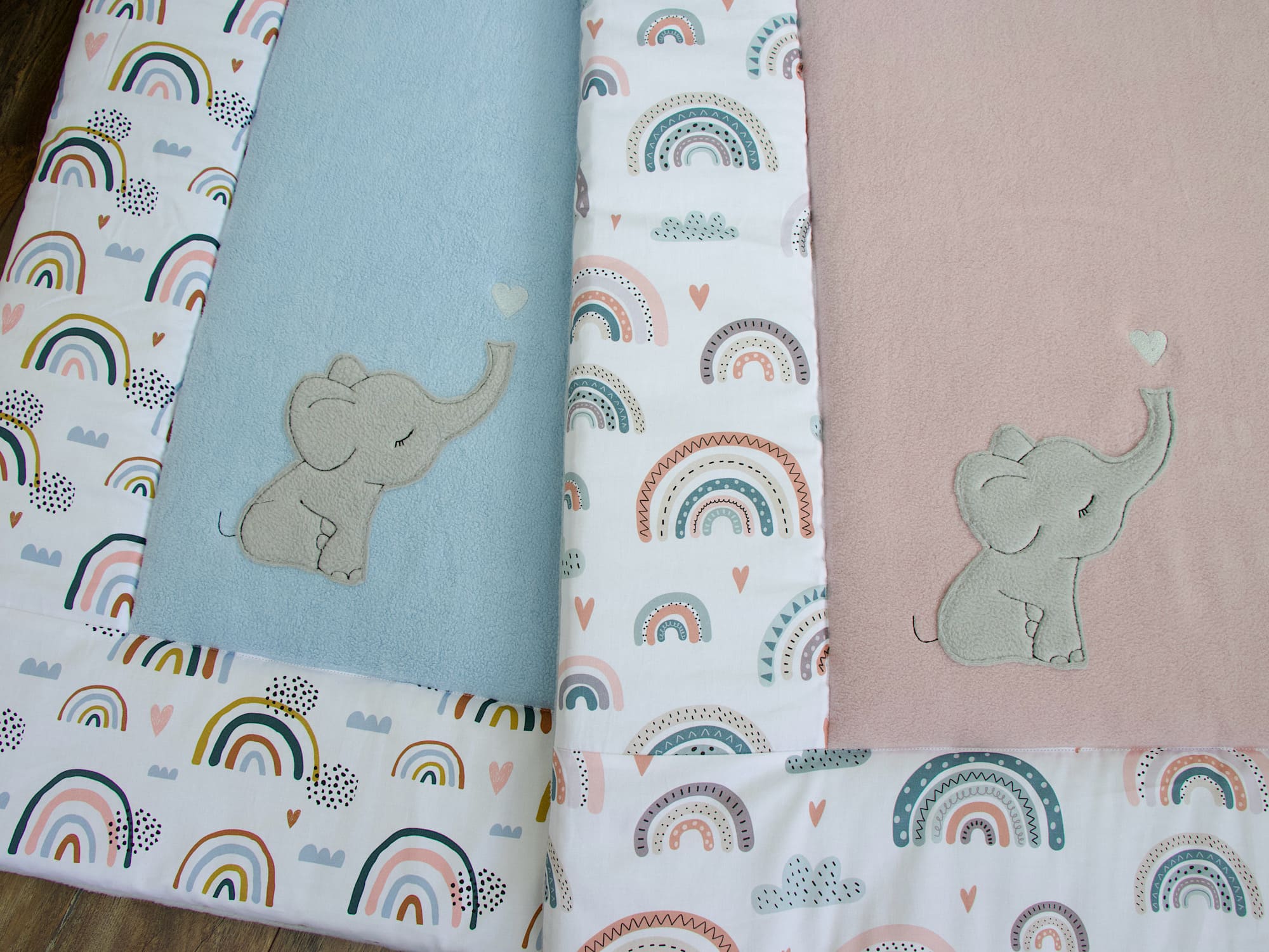 Krabbeldecke personalisiert mit Namen - Regenbogen und Herzen / Baumwollfleece blau