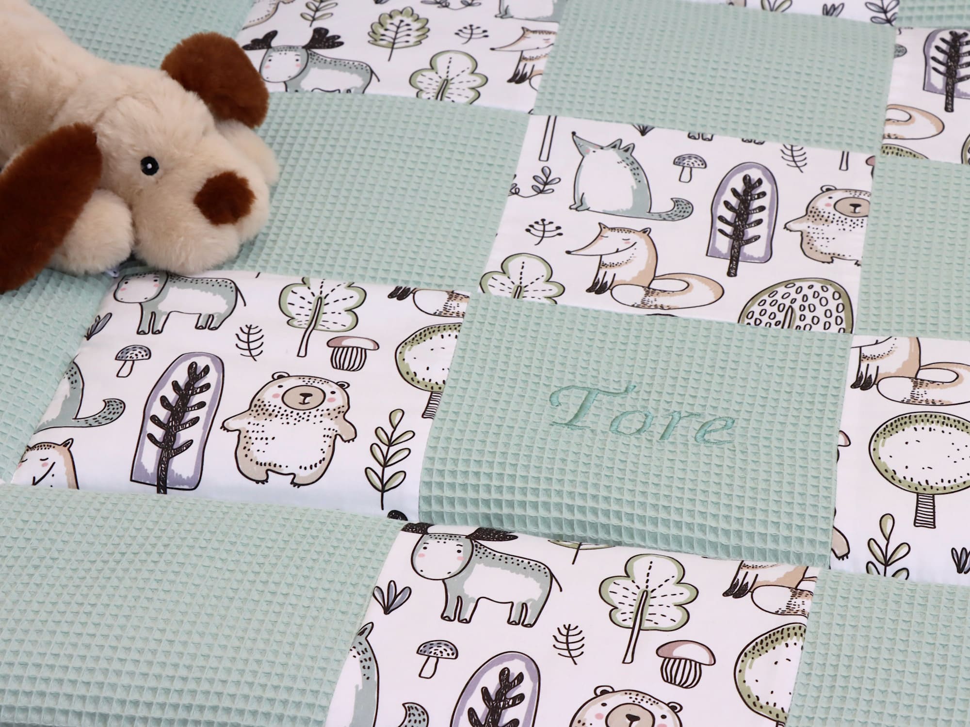 Nahaufnahme vom Waldfreunde Muster und Patchwork Design in Hellmint