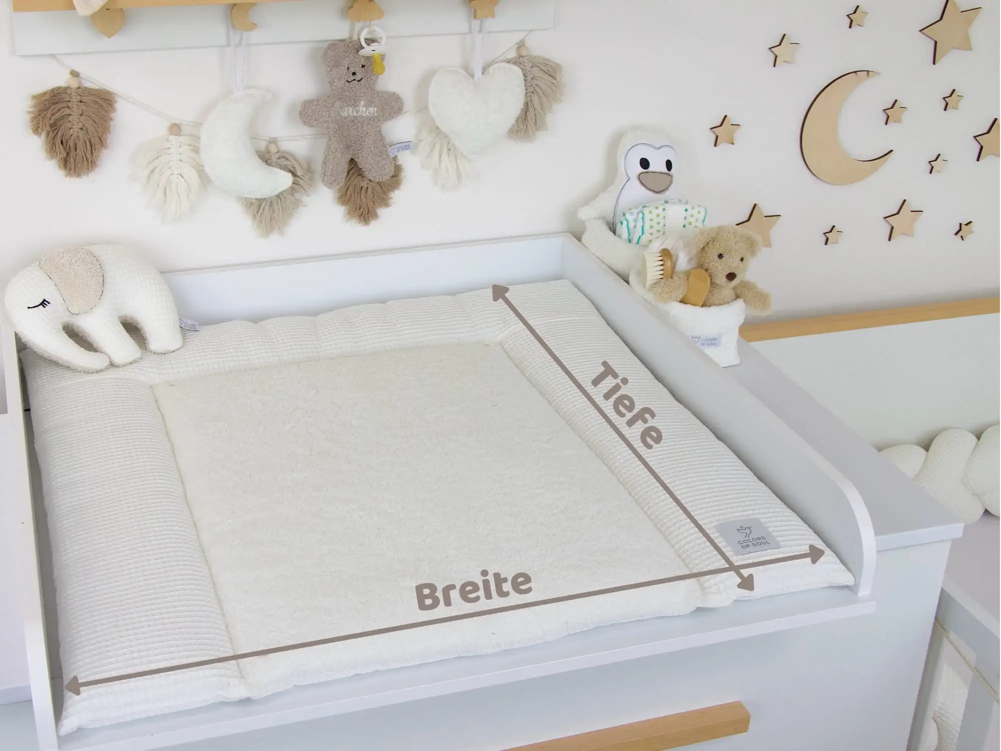 Babyzimmer in Beige – stilvolles Wickelset mit geflochtener Bettschlange