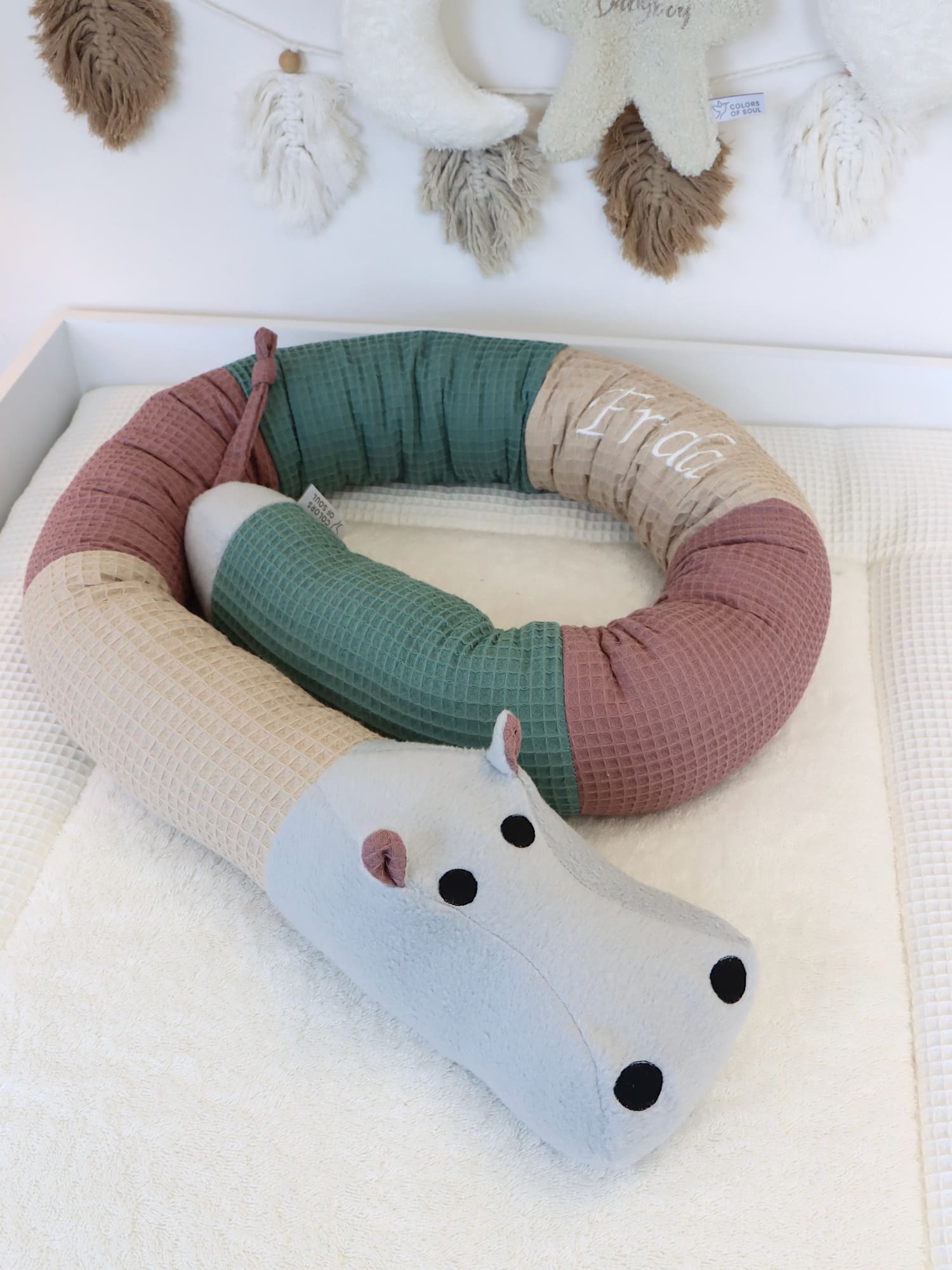 Personalisierte Bettschlange Nilpferd in Beige, Alter Malve und Altgrün – handgemachte Waffelpique Nestchenschlange fürs Babybett