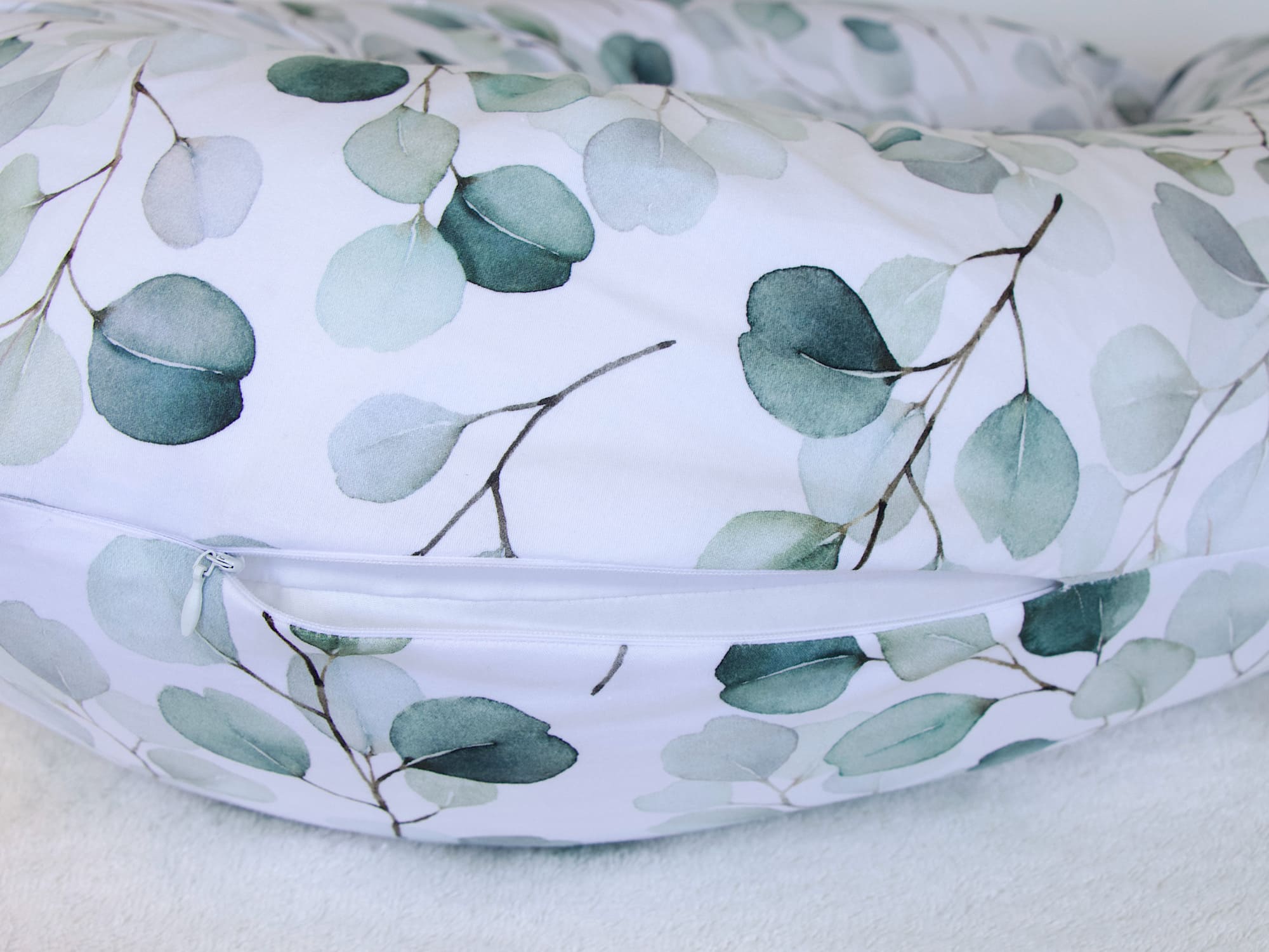 Mutter stillt Baby entspannt XXL Stillkissen Eukalyptus Design ergonomisch