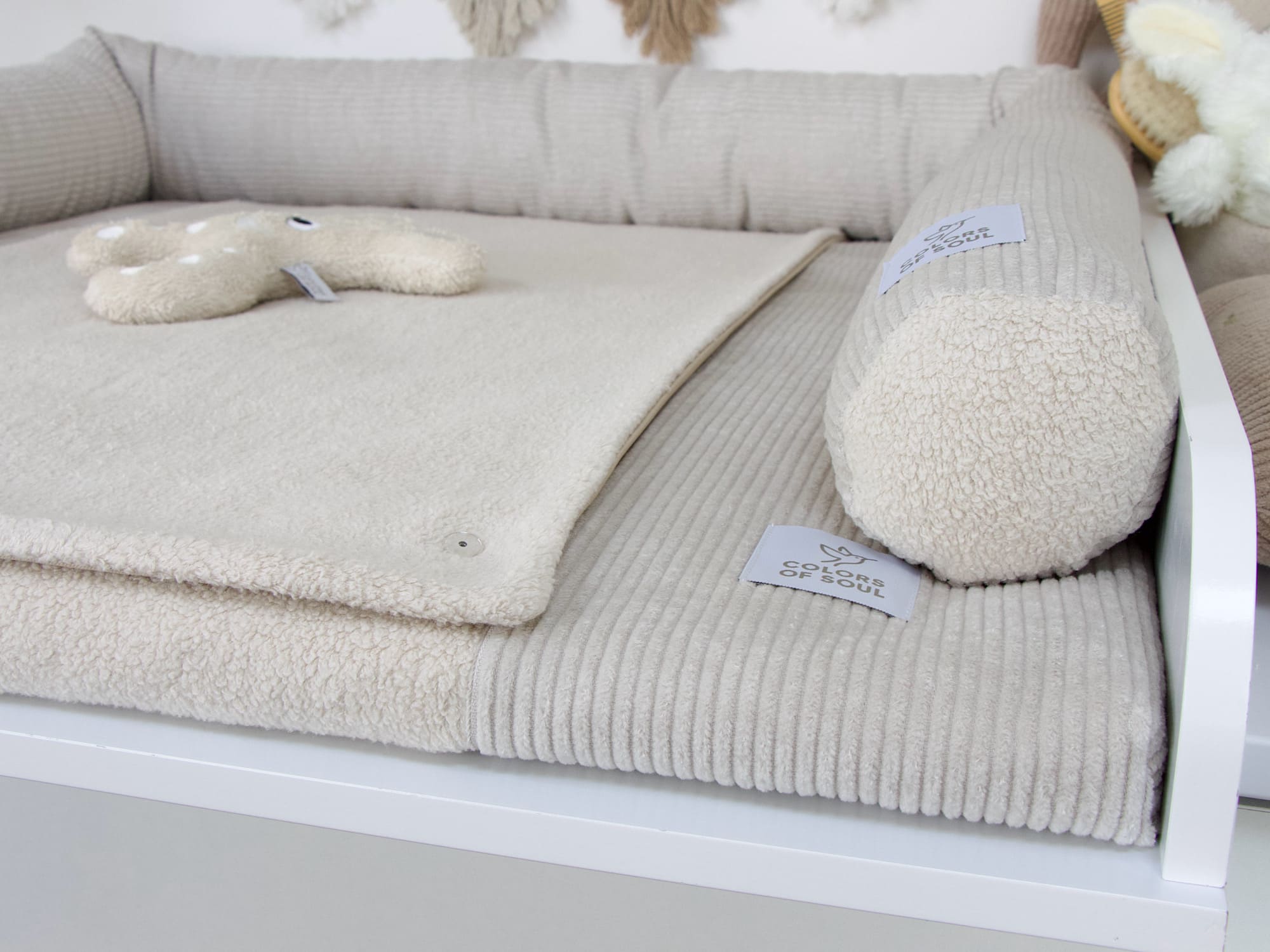 Handgemachte Wickeltischauflage mit klassischer Bettschlange in Naturton Hellbeige