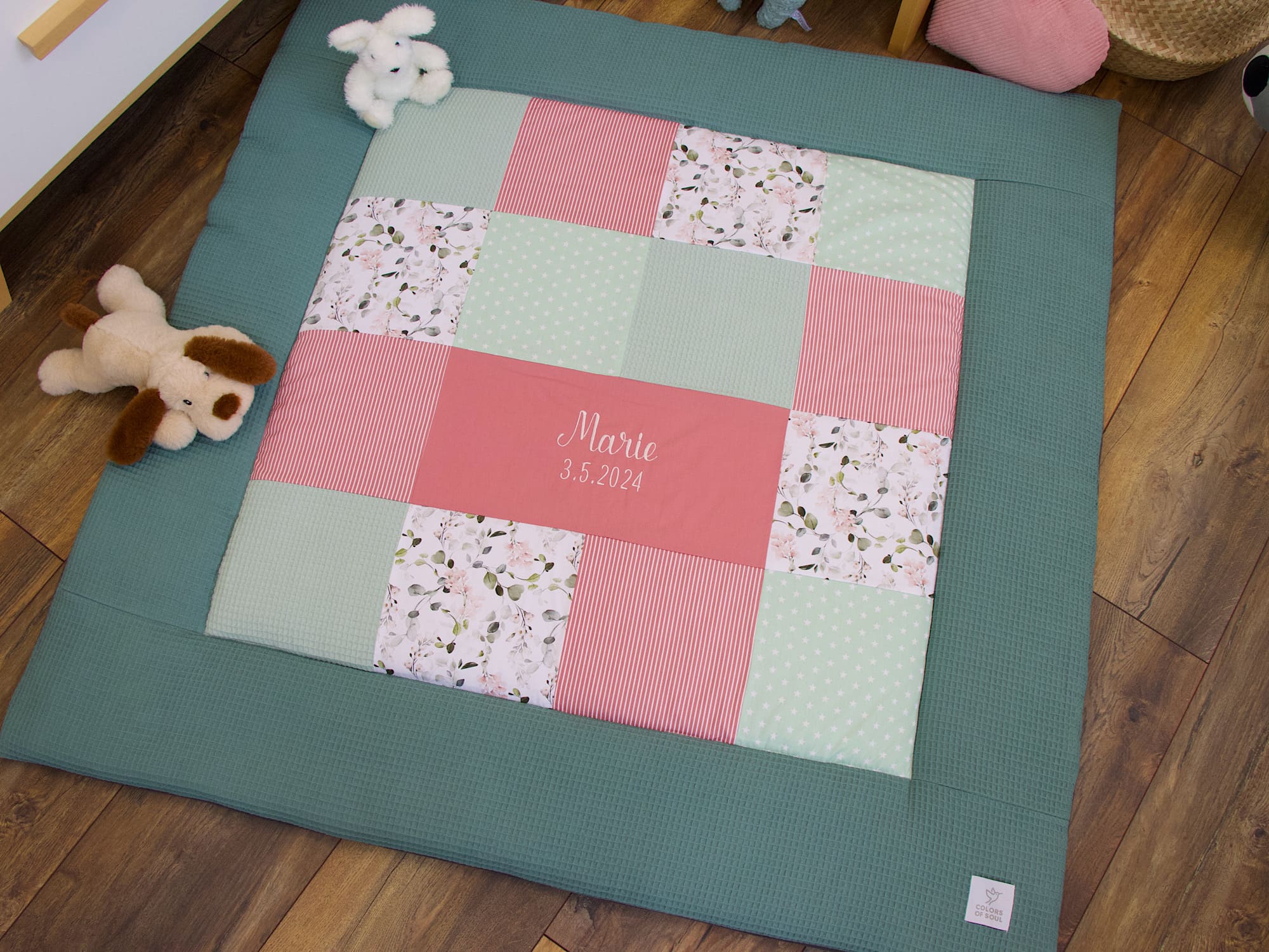 Patchwork Krabbeldecke - Gartenblumen rosa / Waffelpique altgrün / blush (mit Rand)