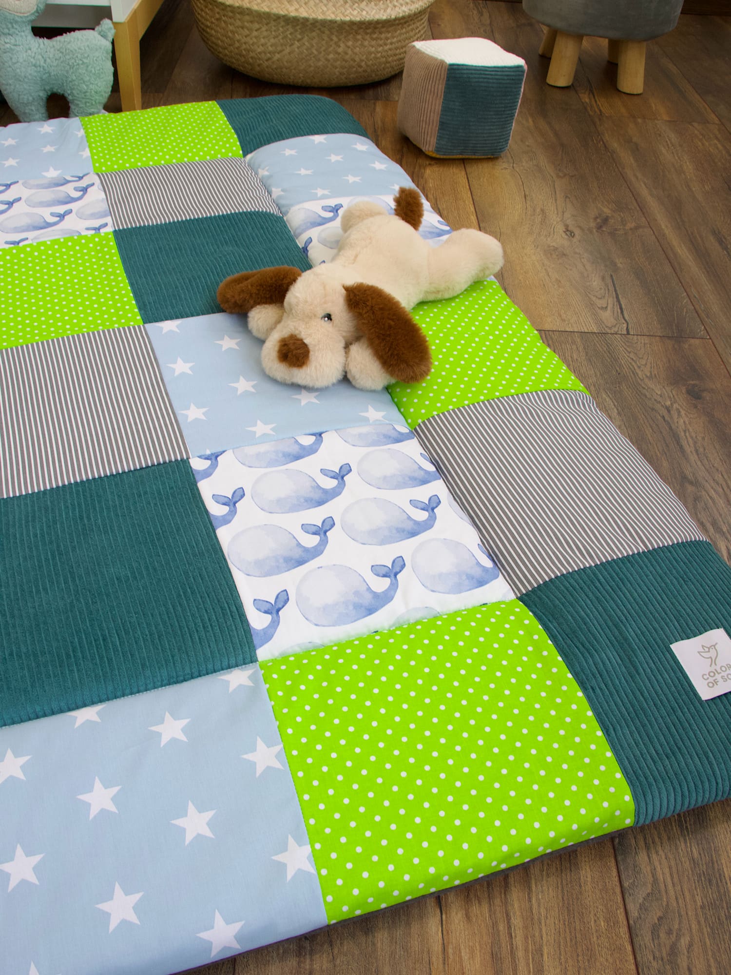 Personalisierte Krabbeldecke Baby - blaue Wale Aquarell / Kord petrol / hellblau